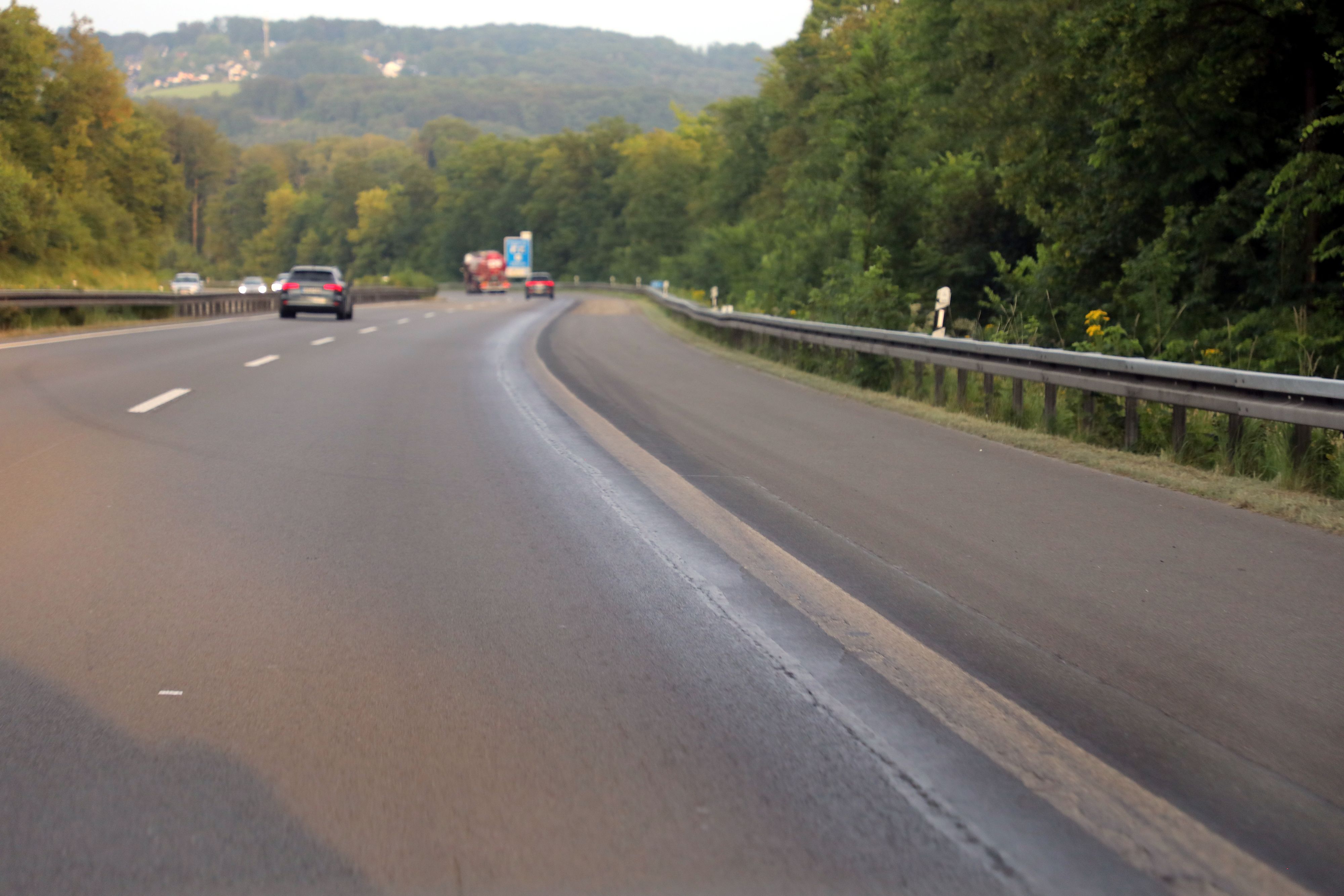 Zwischen Untereschbach und Overath reißt auf der A4 eine Fuge zwischen zwei Asphaltbahnen auf.