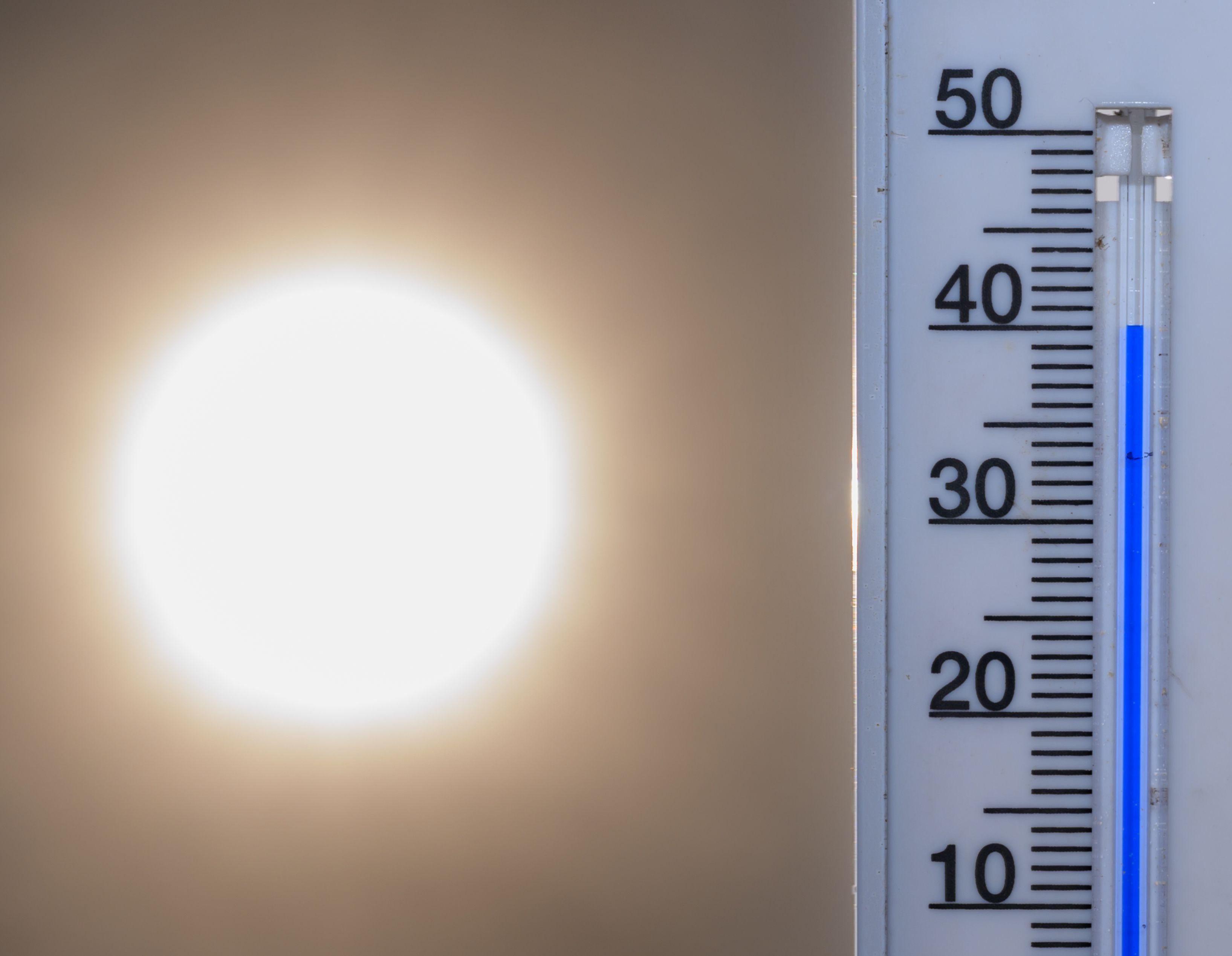 40 Grad Celsius zeigt ein Thermometer vor der Mittagssonne. Angesichts der extremen Wärmebelastung warnt der Deutsche Wetterdienst (DWD) vor massiven Gesundheitsrisiken für Mensch und Tier.
