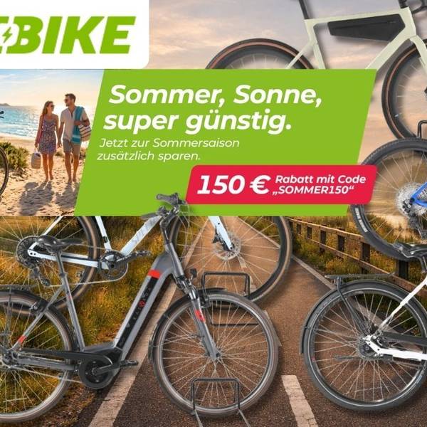 Verschiedene Fahrräder und E-Bikes mehrerer Top-Marken vor einem Fahrradweg an einem Sommerabend.
