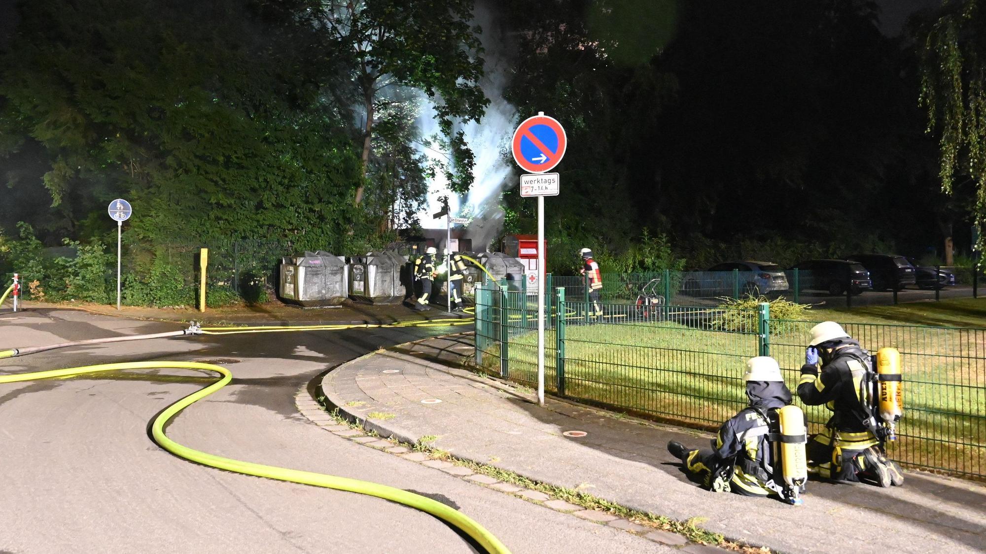 Zu sehen sind Feuerwehrleute, die eine brennende Trafo-Station löschen.