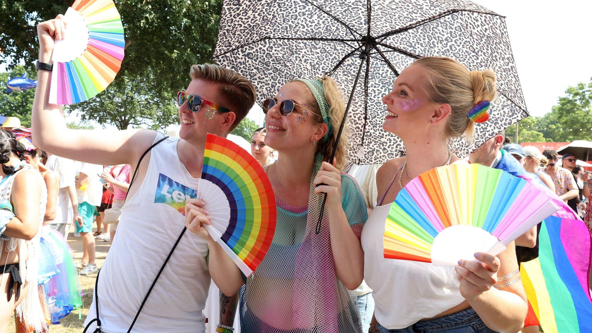Menschen beim Rainbow-Festival am Fühlinger See.