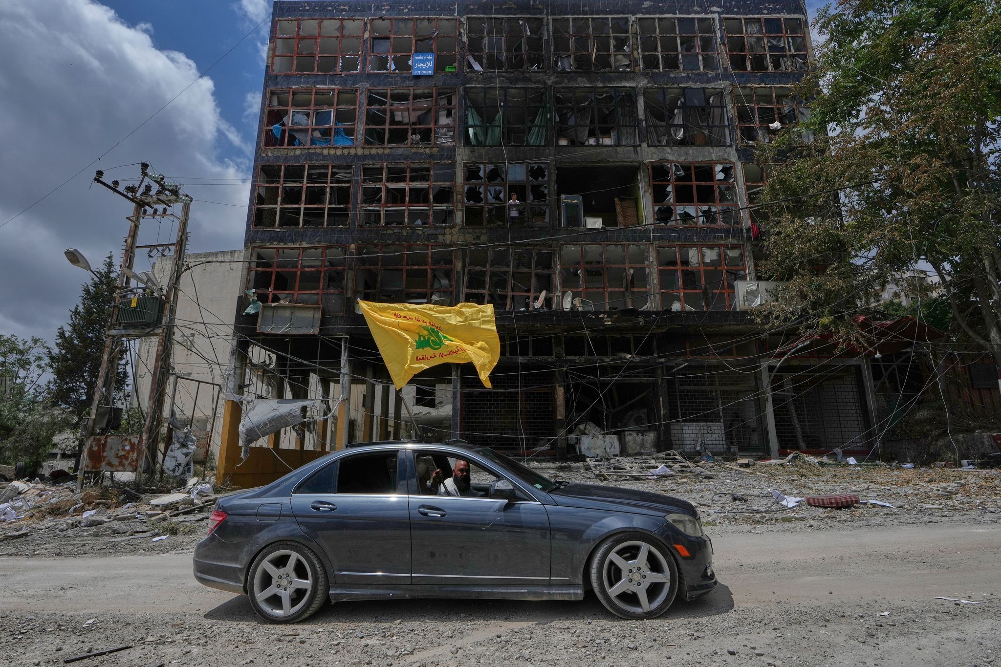 Mann mit Hisbollah-Flagge in der Stadt Nabatija im Südlibanon. (Archivbild)