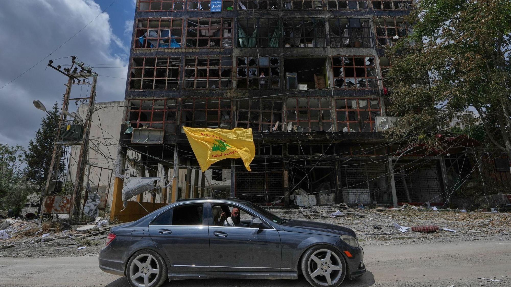 Mann mit Hisbollah-Flagge in der Stadt Nabatija im Südlibanon. (Archivbild)