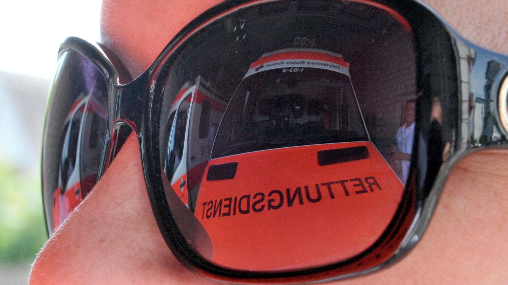 Ein Rettungswagen spiegelt sich am Freitag (02.07.2010) in Freiburg in der Sonnenbrille einer Rettungsassistentin. Durch die Hitze haben die Rettungsdienste viele Einsätze zu verzeichen.