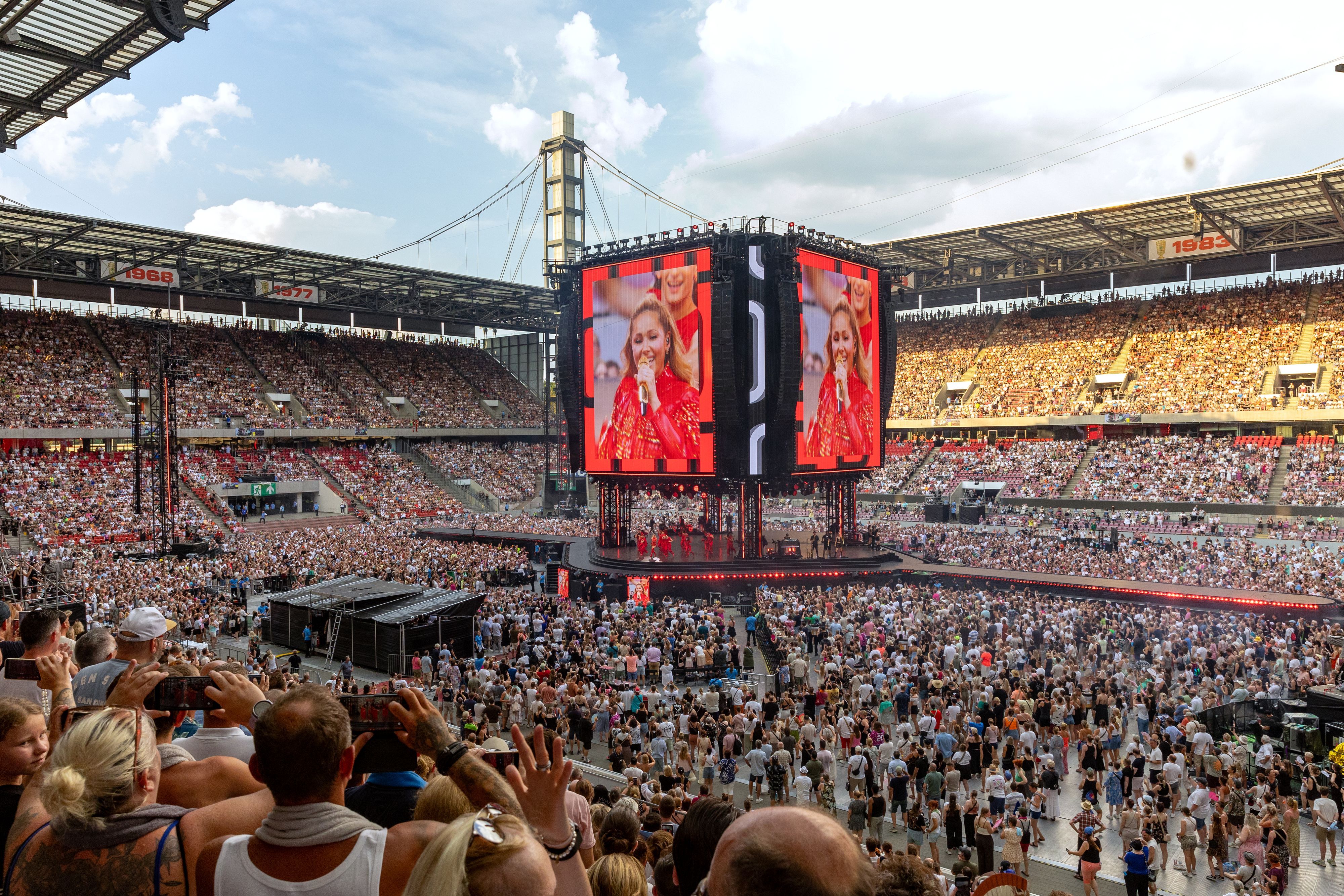 Die Sängerin Helene Fischer war auf Leinwänden beim Mega-Konzert im Rhein-Energie-Stadion zu sehen.