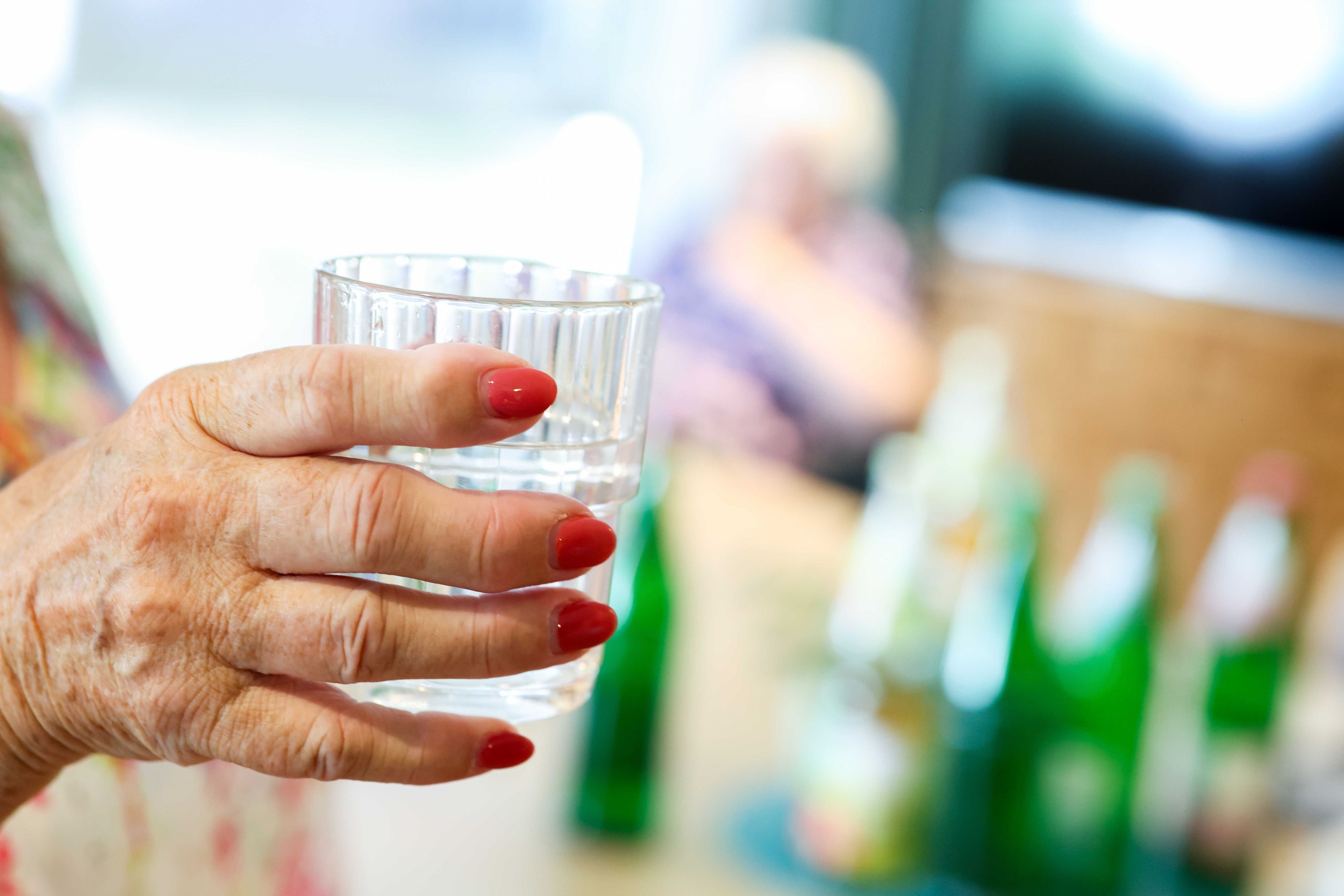 Vor allem ältere Menschen sind durch die Hitze beeinträchtigt. Da hilft vor allem: viel trinken