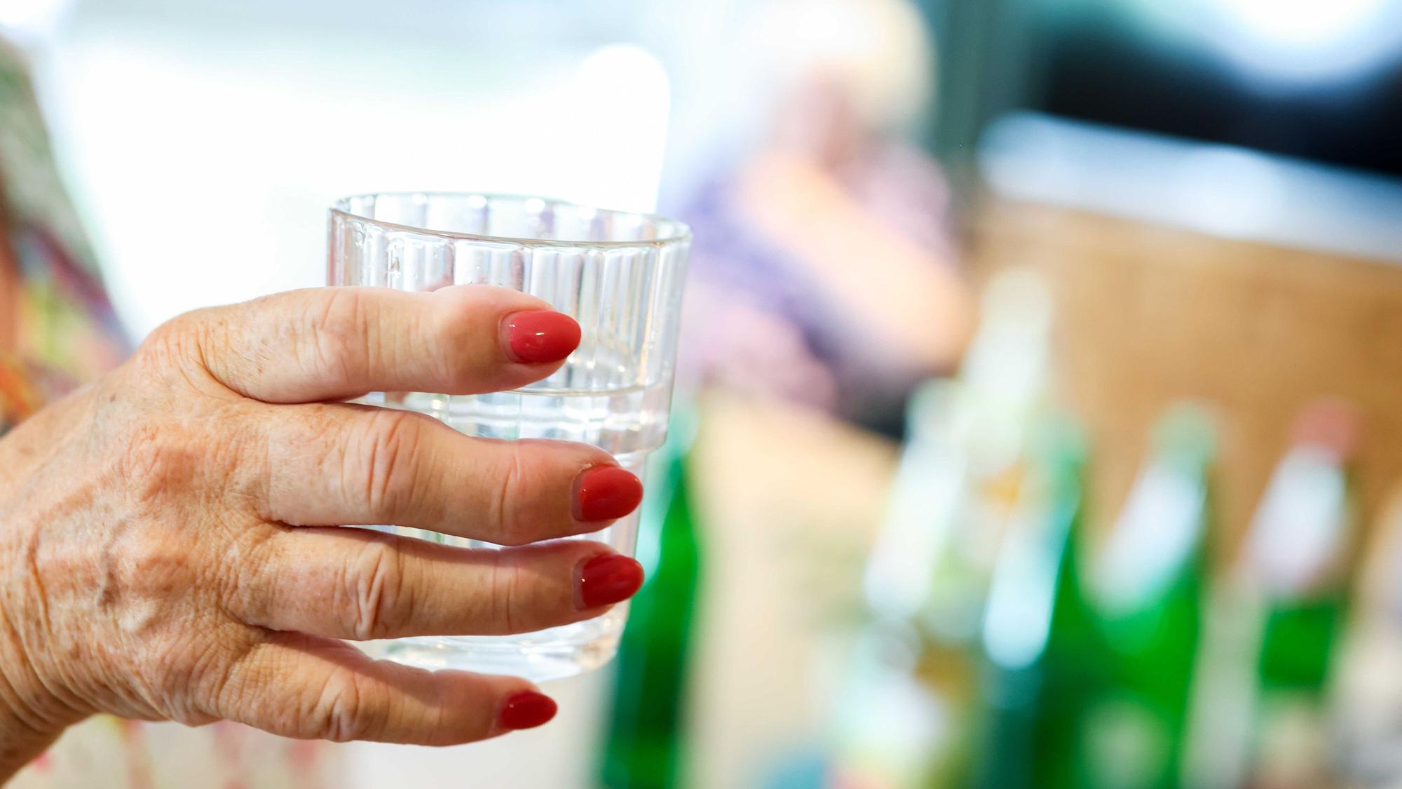 Vor allem ältere Menschen sind durch die Hitze beeinträchtigt. Da hilft vor allem: viel trinken