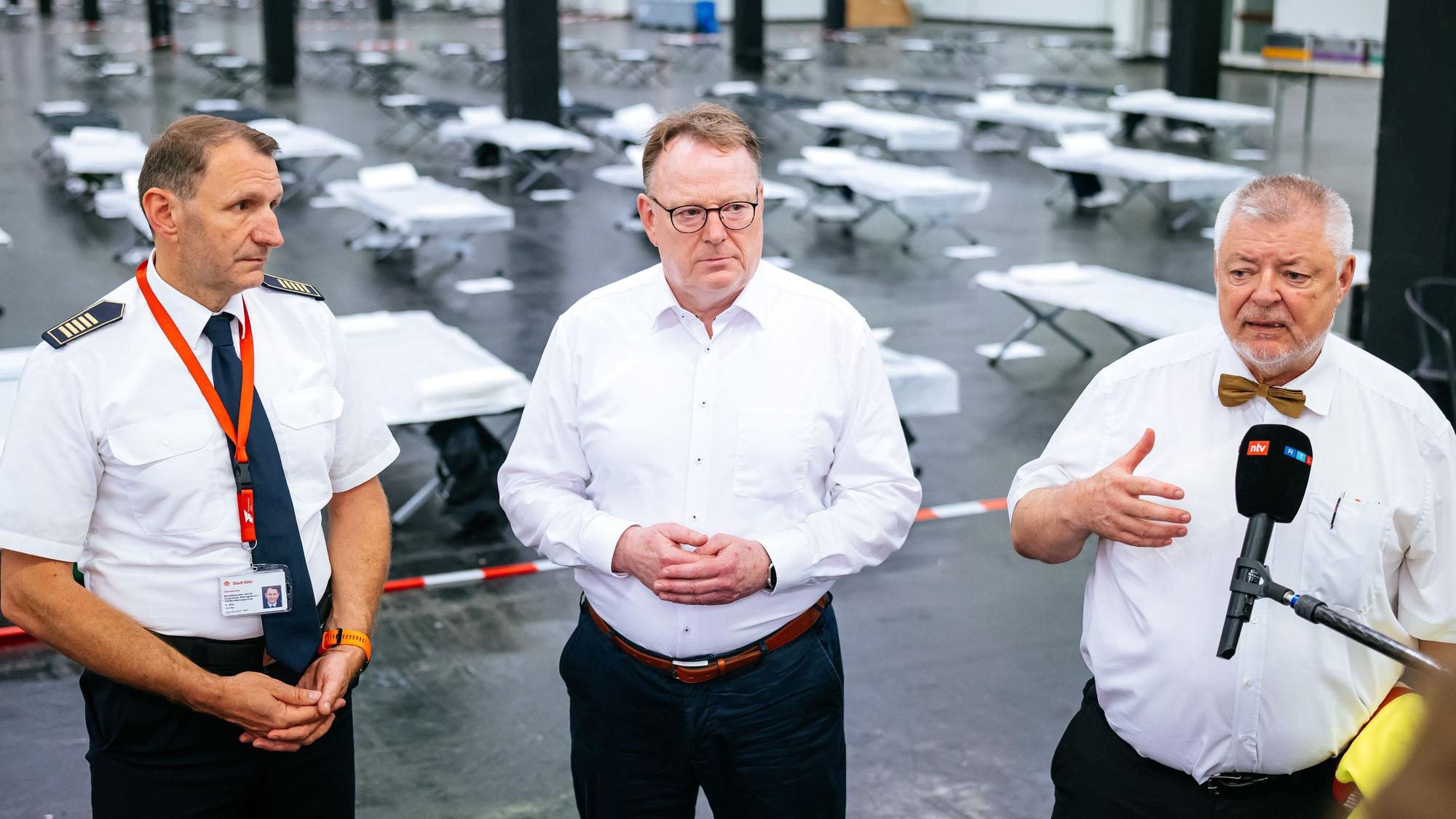 Christian Miller, Torsten Burmester und Alex Lechleuthner im Notfallversorgungszentrum in einer Messehalle.