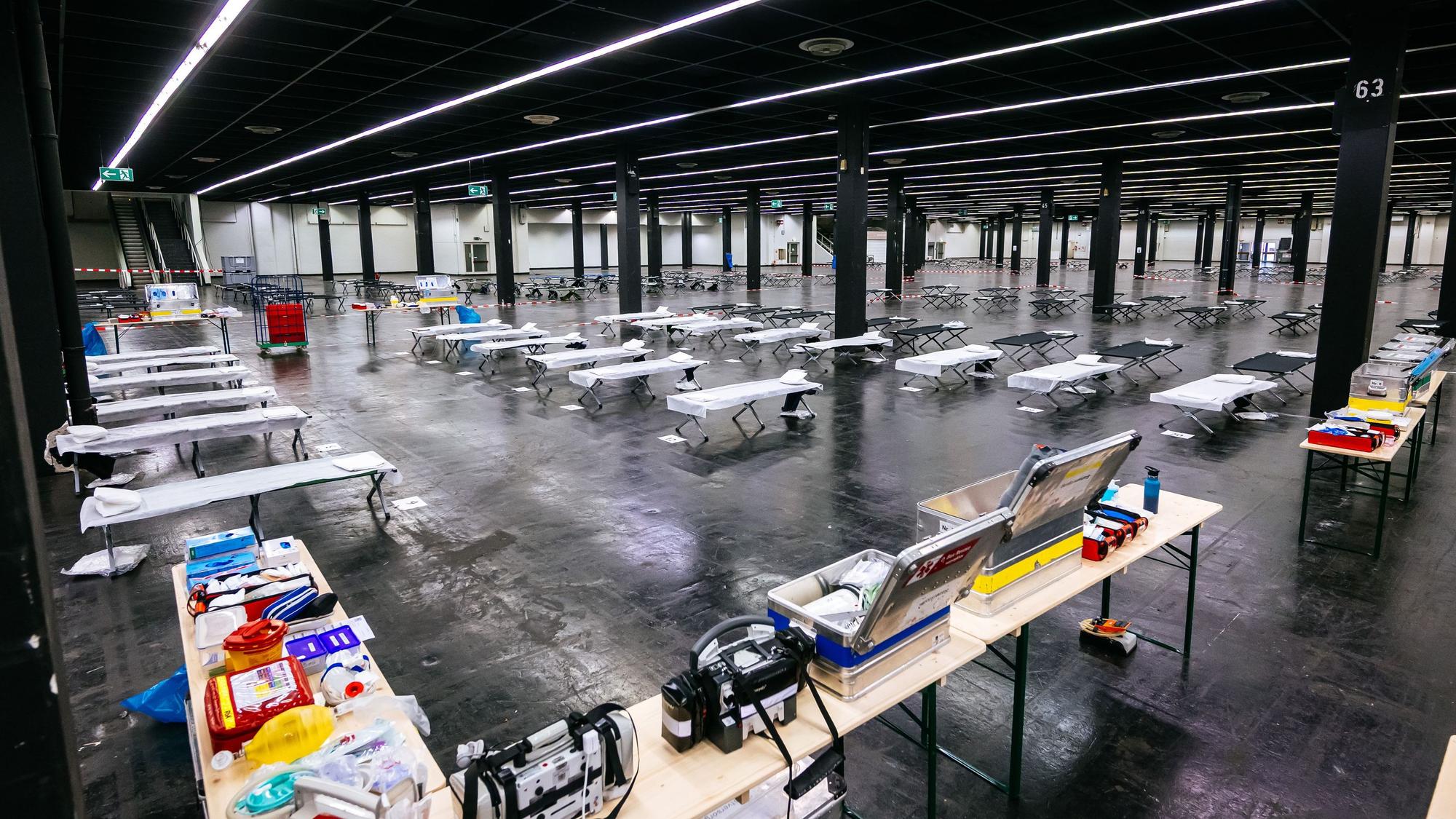 Blick in das Notfallversorgungszentrum in einer Messehalle.