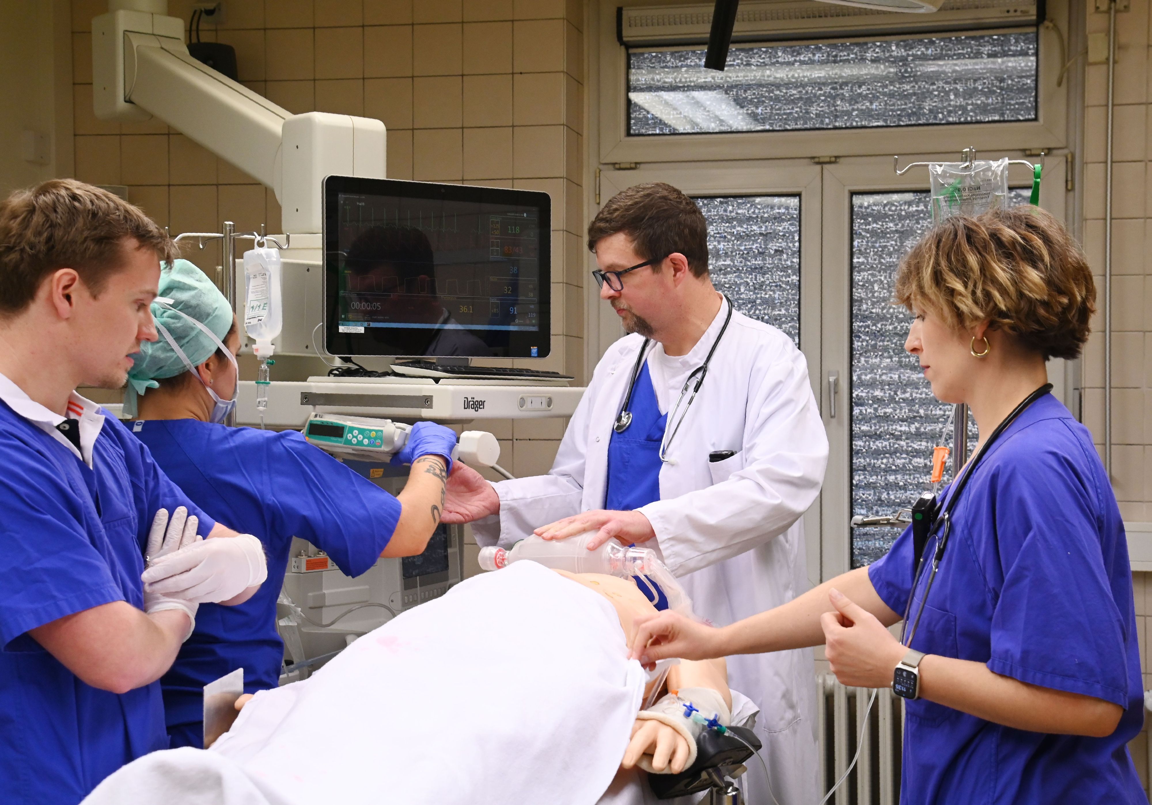 Auch im Krankenhaus Merheim mussten viele Patienten im Schockraum behandelt werden. Das Bild zeigt eine Übung (Archivbild).