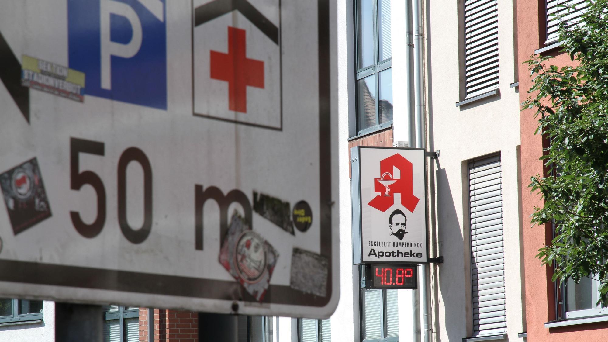 Hitzewelle: Das Thermometer an der Siegburger Engelbert Humperdinck Apotheke zeigt 40,8 Grad Celsius