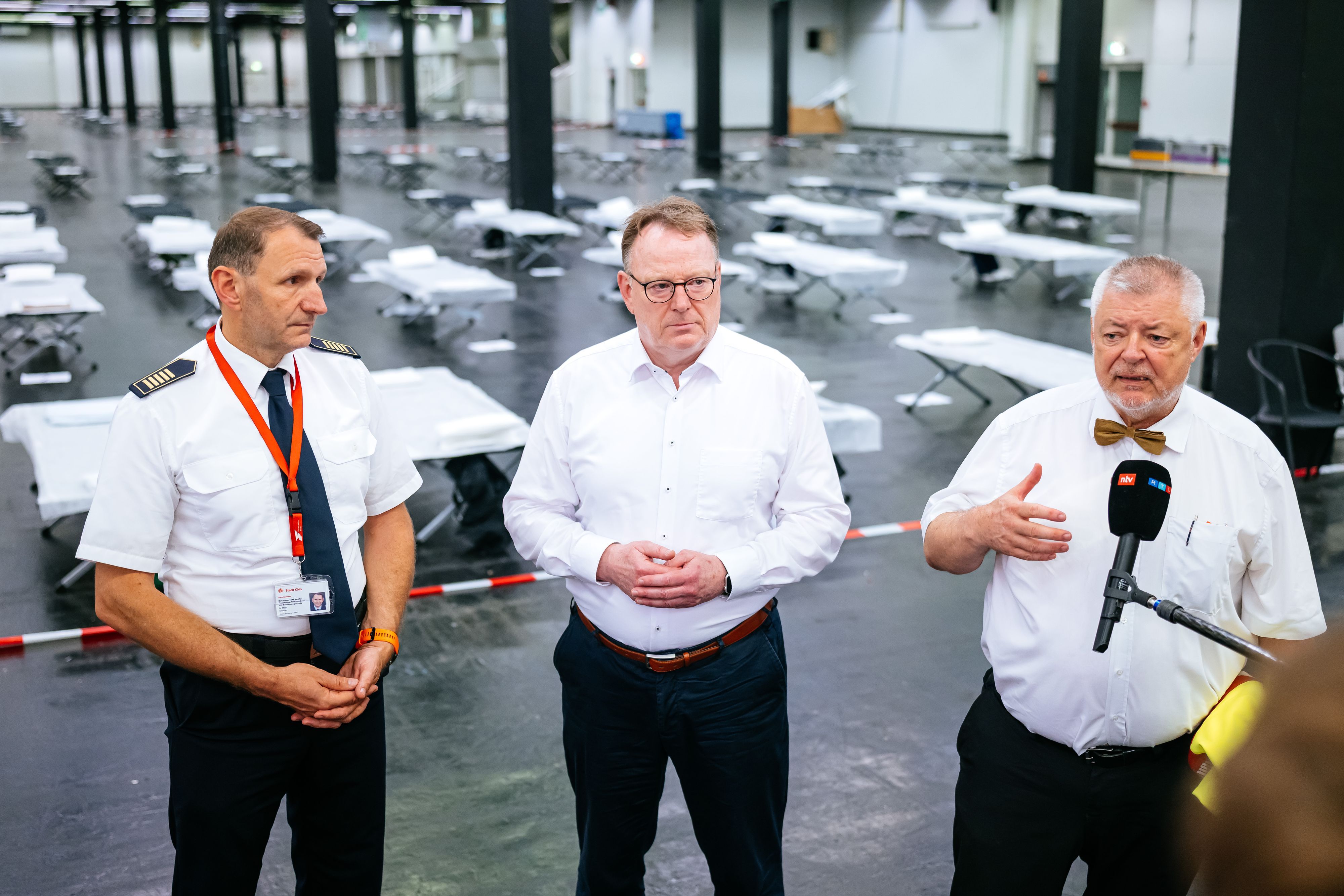 Christian Miller, Torsten Burmester und Alexander Lechleuthner (v.l.) informierten am Sonntag über Notlazarett und Kälteinsel in der Messe Köln