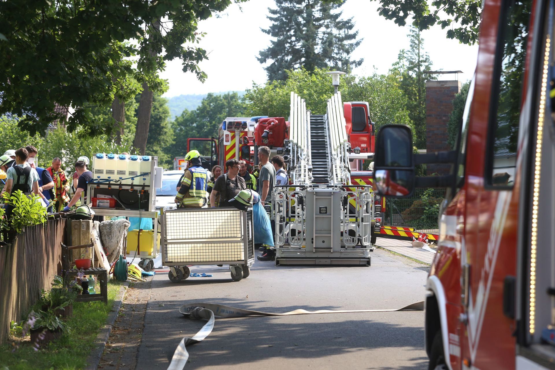 Brand in Bad Honnef-Rottbitze:  Die Straßen Im grünen Winkel und Rederscheider Weg wurden für die Löscharbeiten gesperrt.