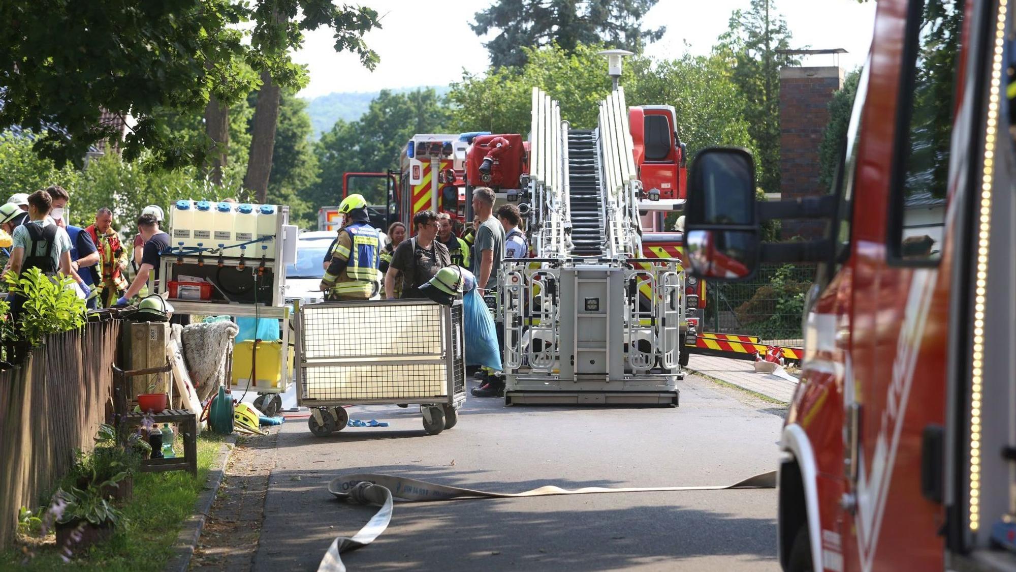 Brand in Bad Honnef-Rottbitze: Die Straßen Im grünen Winkel und Rederscheider Weg wurden für die Löscharbeiten gesperrt.