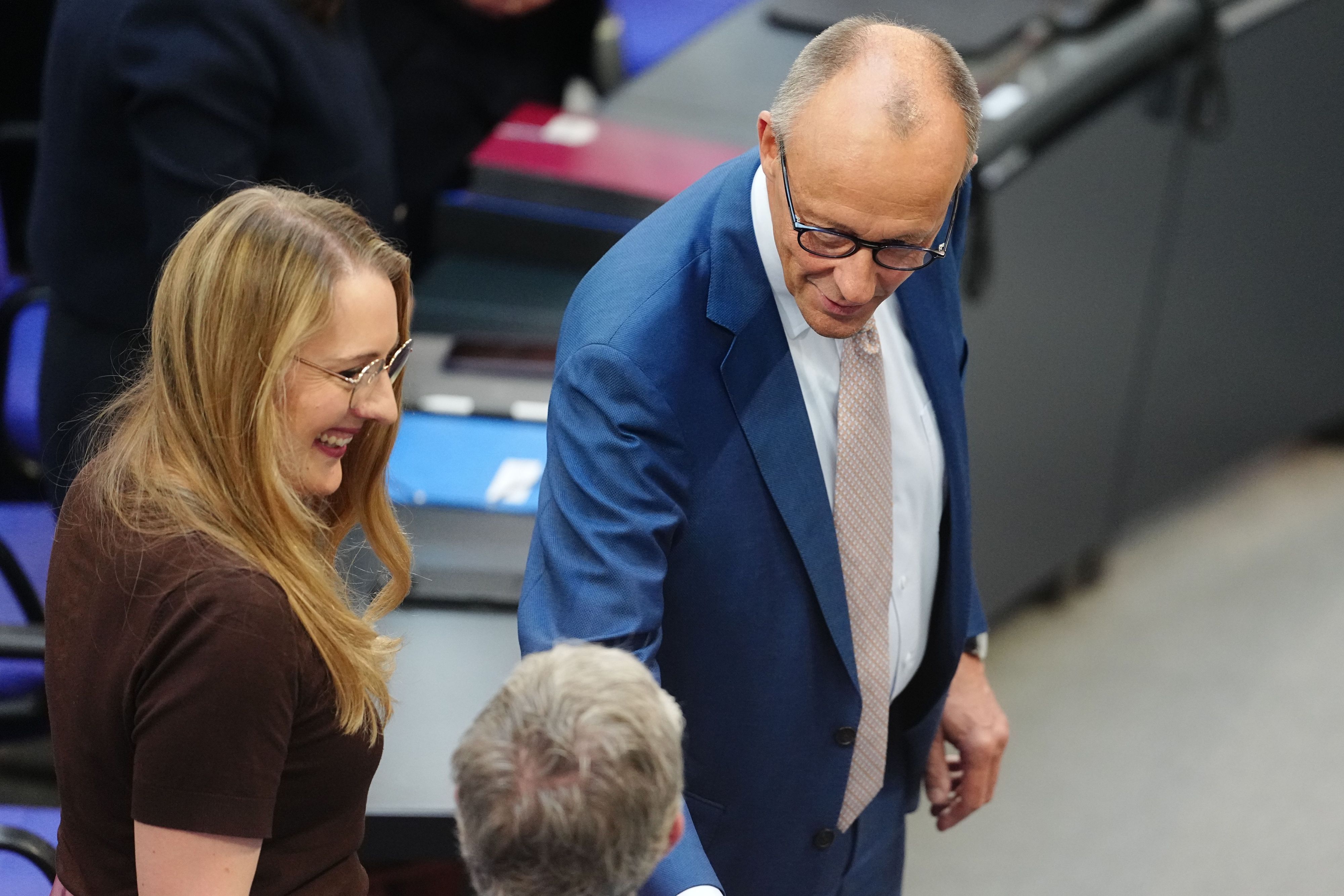 Katharina Dröge (l), Fraktionsvorsitzende von Bündnis 90/Die Grünen, steht neben Bundeskanzler Friedrich Merz (CDU). (Archivbild)