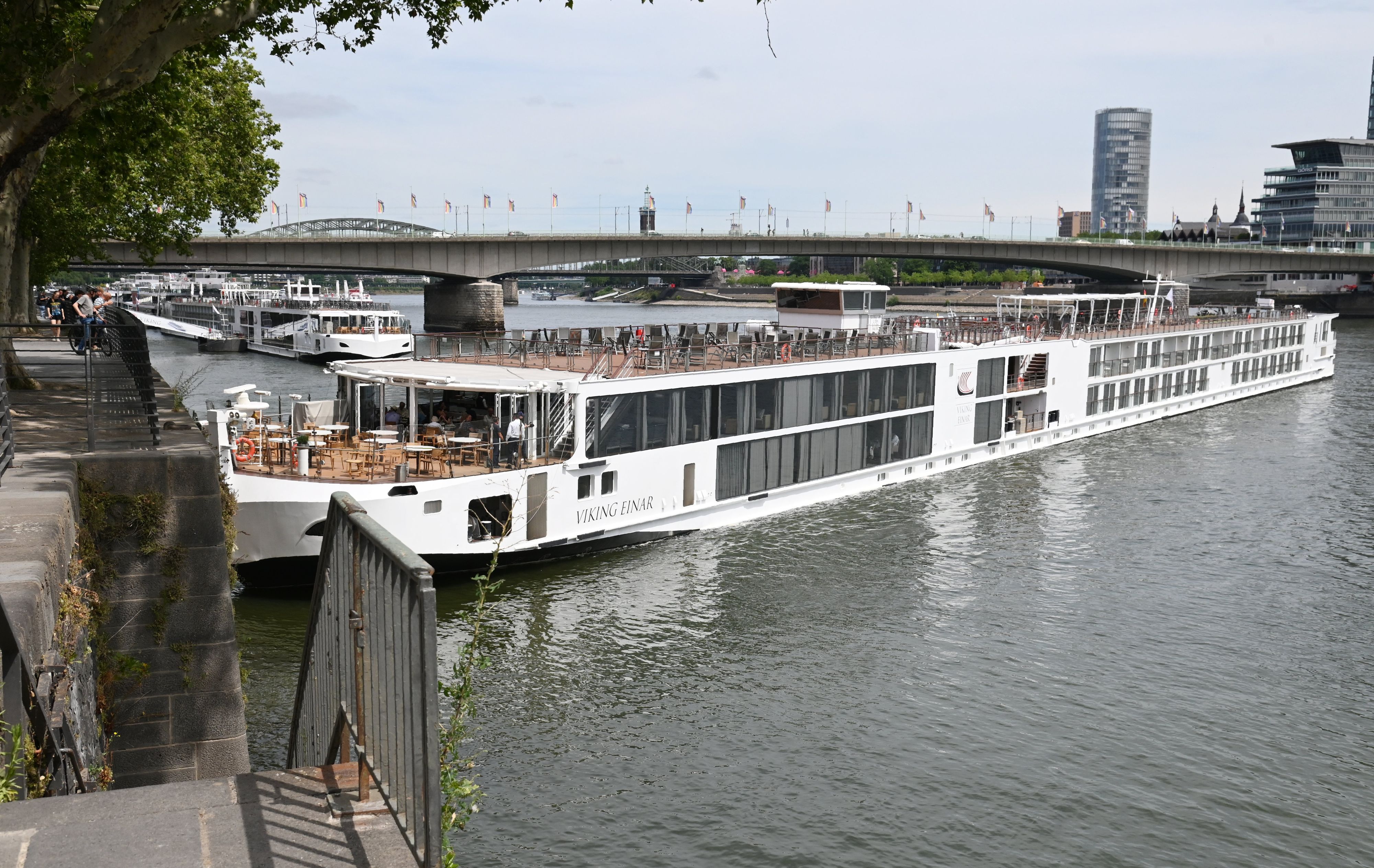 Ein Kreuzfahrtschiff ist am Montag (29. Juni) am linken Rheinufer in Köln auf Grund gelaufen.