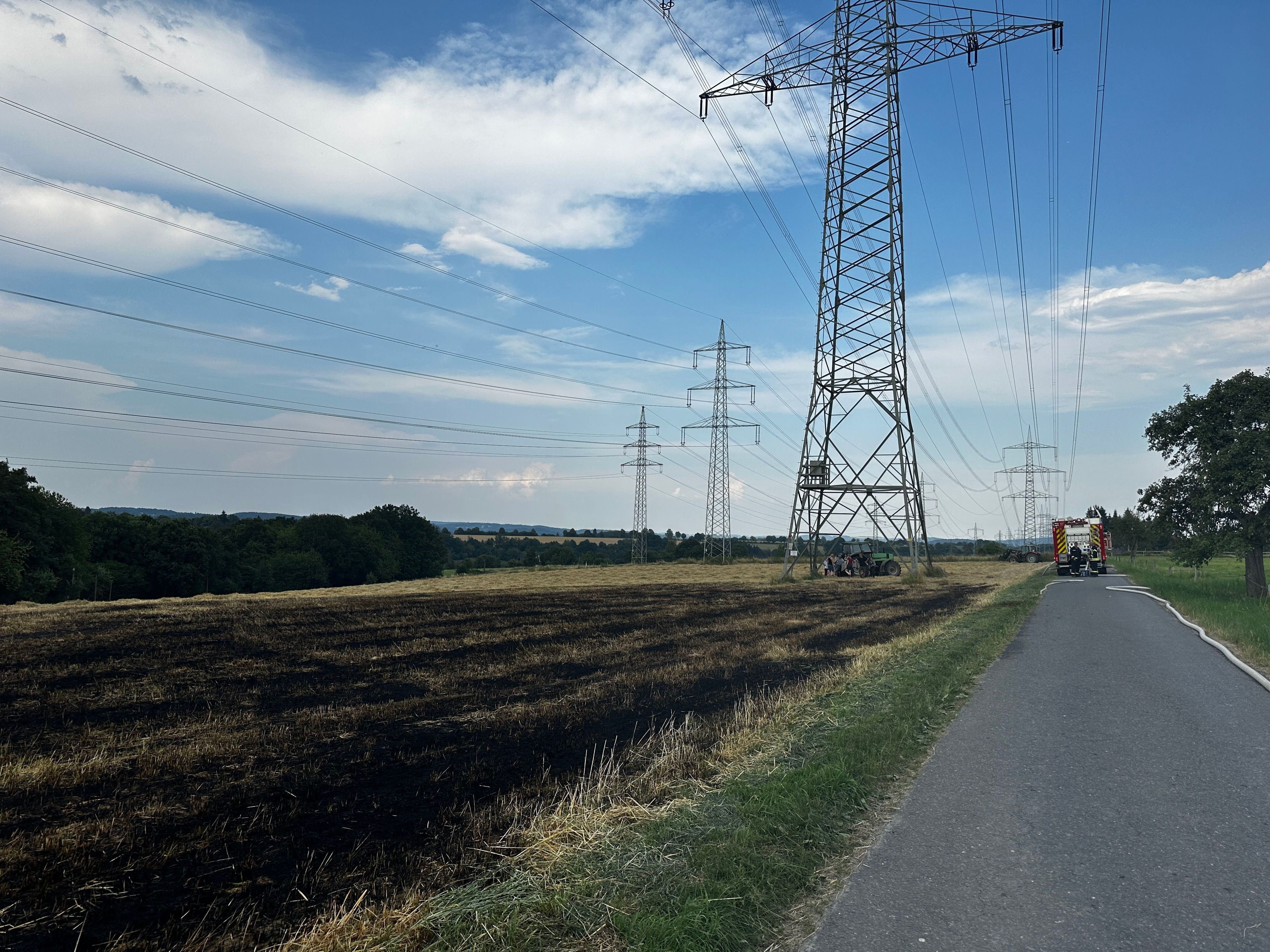 Die Feuerwehr Hennef löschte einen Brand auf einem etwa 2500 bis 3000 Quadrameter    großen, abgeernteten Getreidefeld