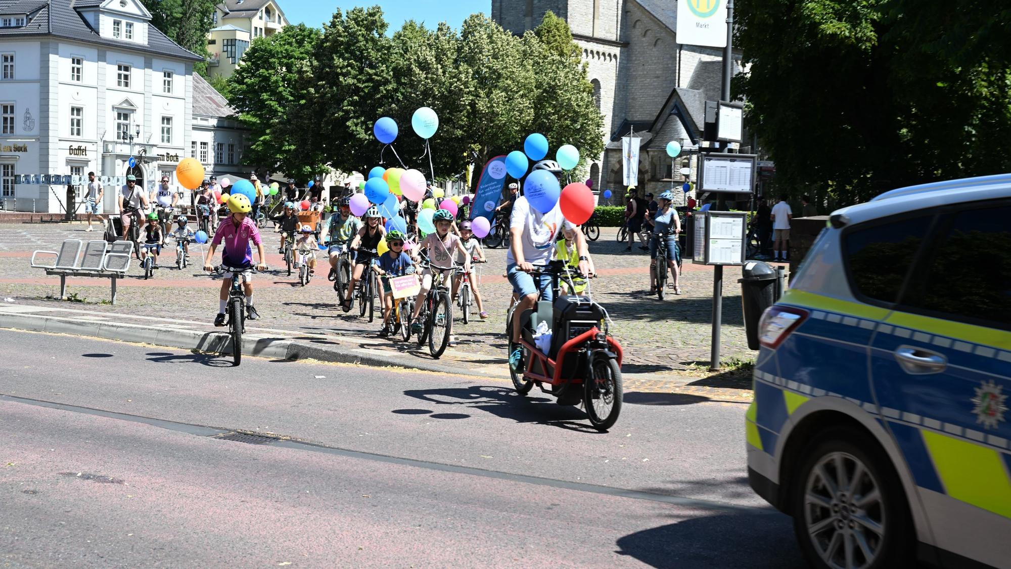 Das Foto zeigt eine Kidical-Mass-Demo in Bergisch Gladbach