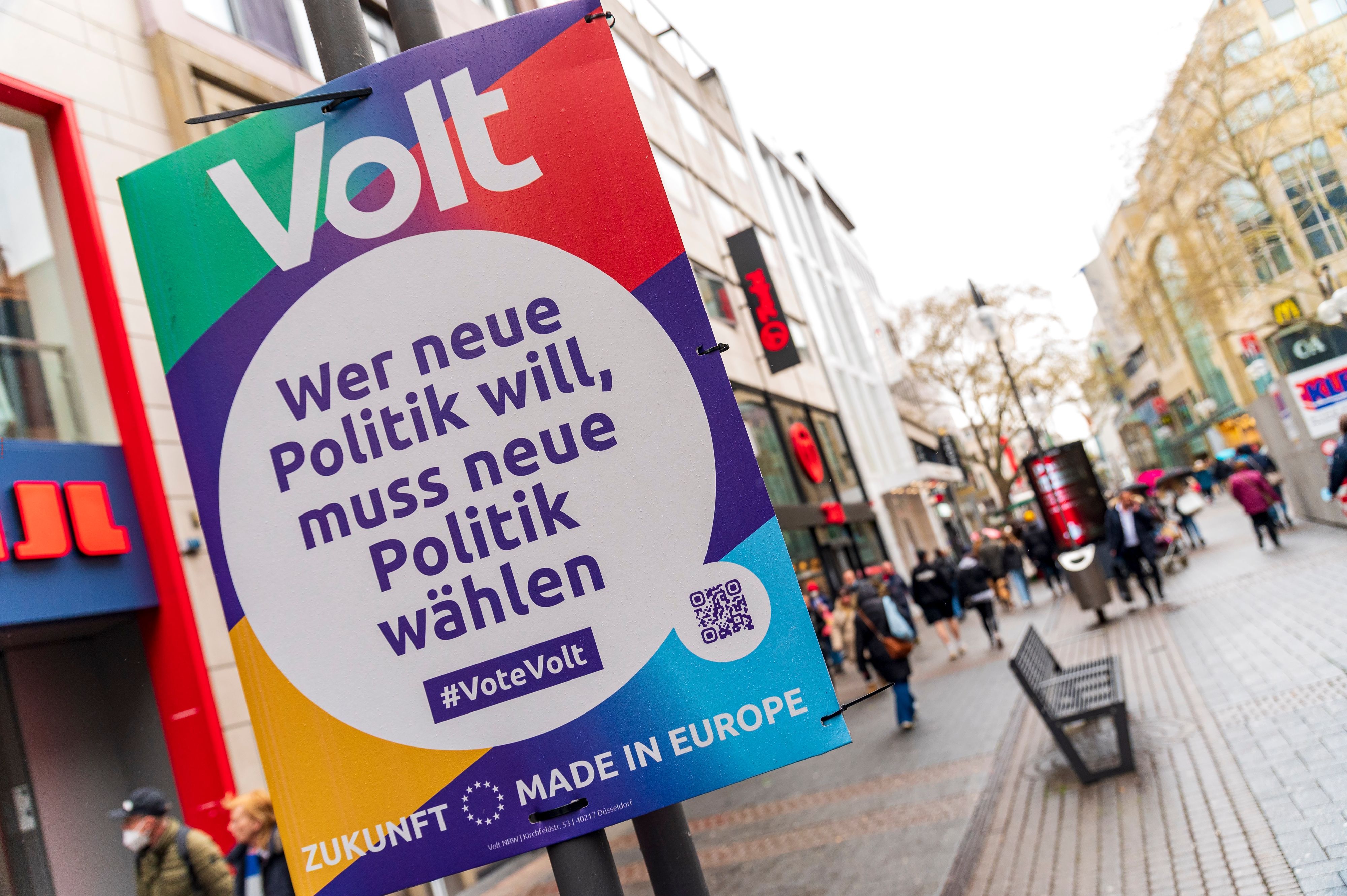 Ein Wahlplakat von Volt zur Landtagswahl 2022 in der Kölner Innenstadt.