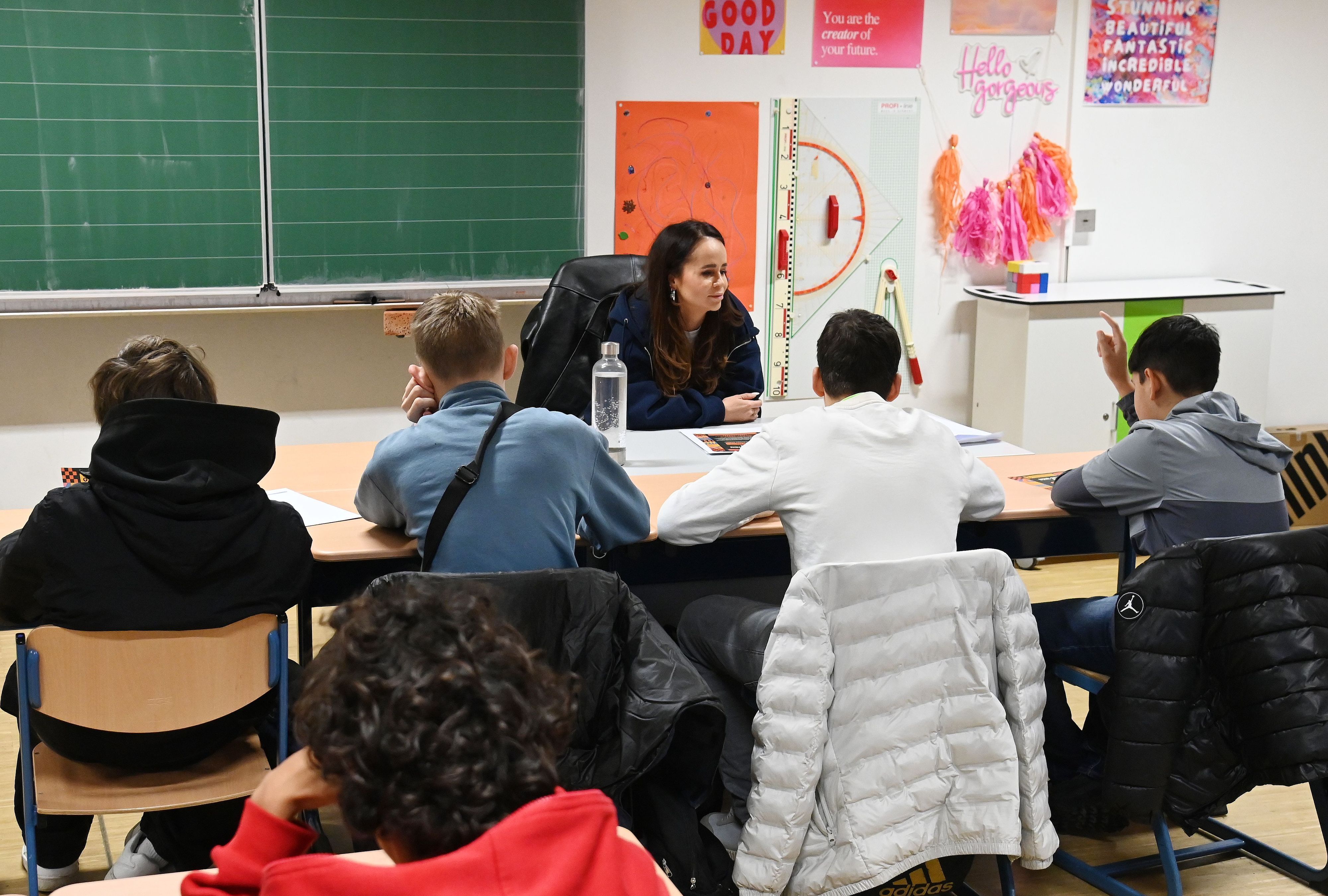 02.12.2025 Köln. Reportage für eine Serie über abgehängte Stadtteile: Besuch bei der Hauptschule Buchheim. Klassenraum. Foto: Alexander Schwaiger