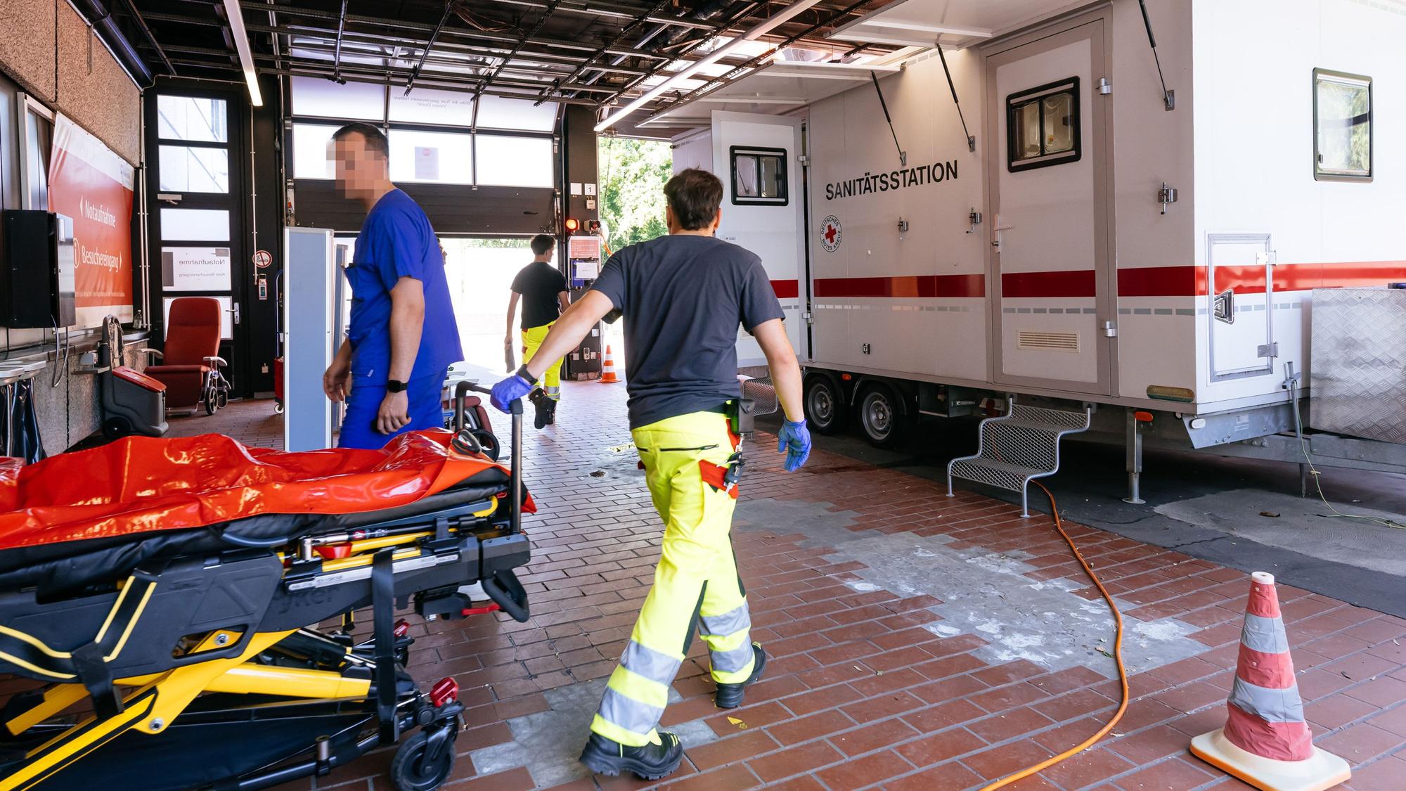 Eine zusätzliche Patienten-Aufnahmestation für Hitzeopfer in Merheim im Juni.