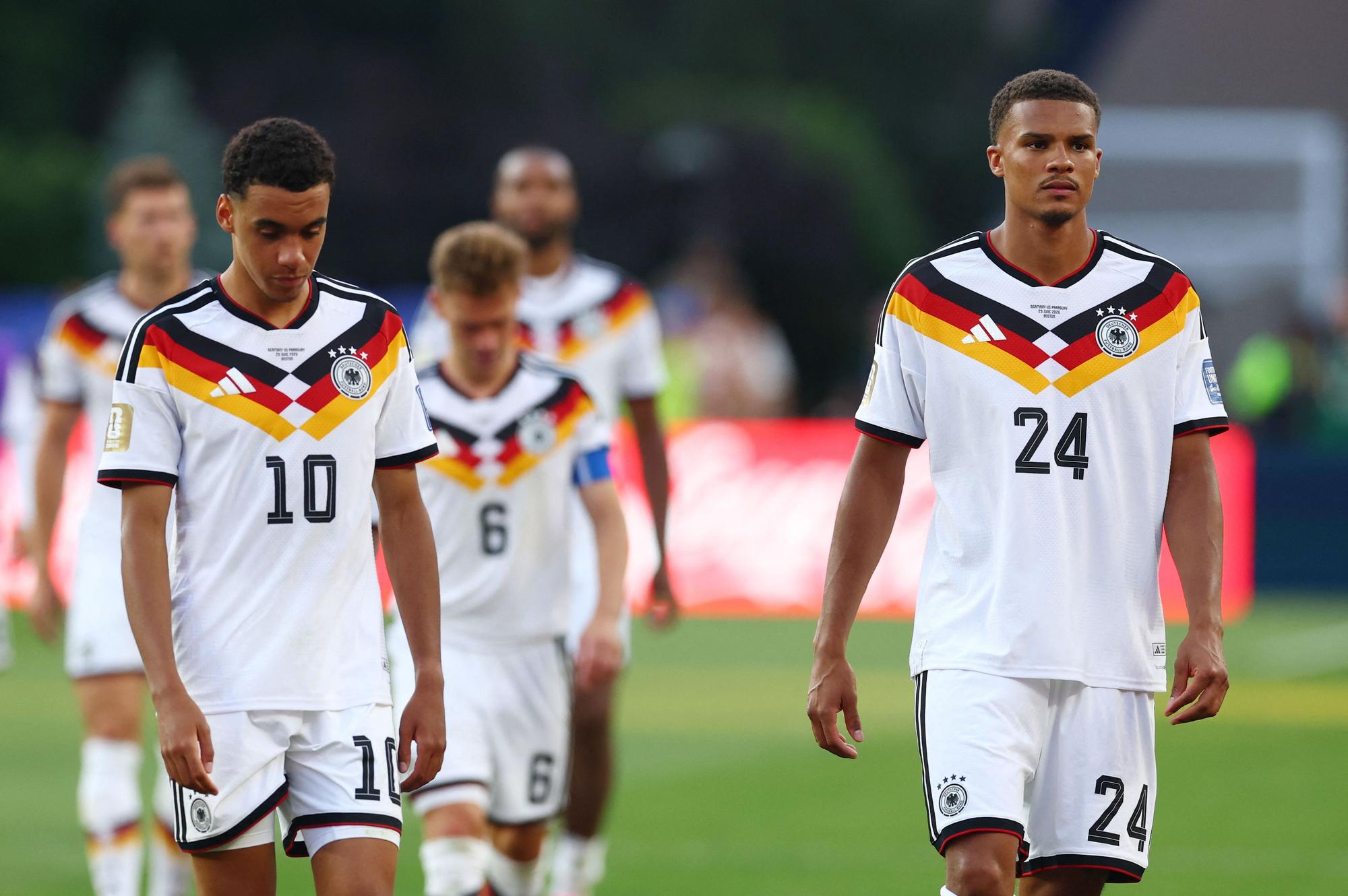 Jamal Musiala und Malick Thiaw gehen enttäuscht vom Platz.
