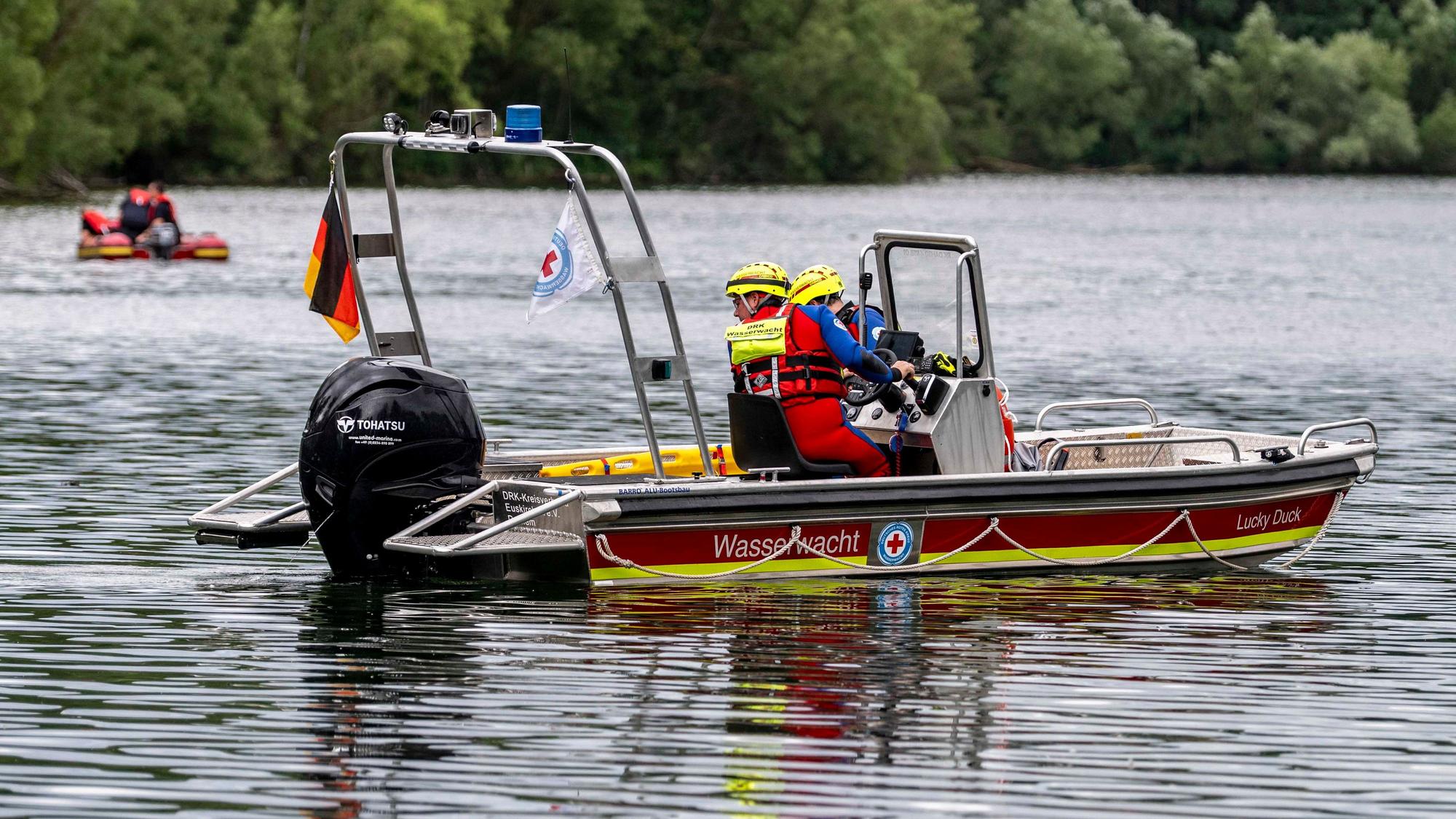 Das Bild zeigt zwei Boote, die auf dem Füssenicher See nach einem 39 Jahre alten Mann suchen.