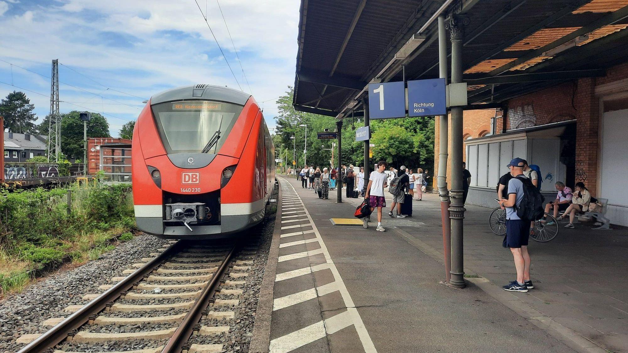 Ein RE8 steht im Bahnhof Niederdollendorf