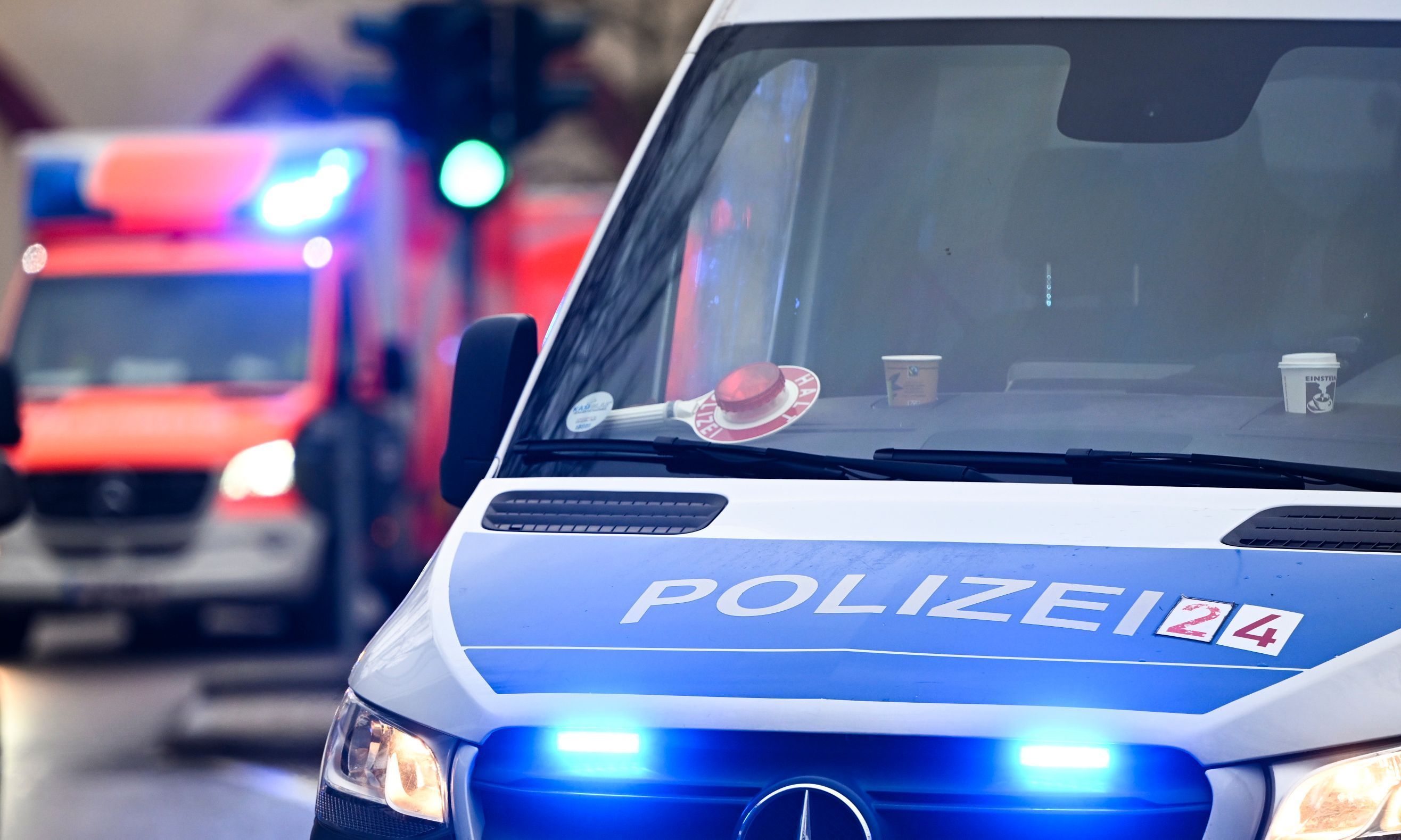 Ein Polizeiauto und ein Rettungswagen mit Blaulicht. (Symbolbild)