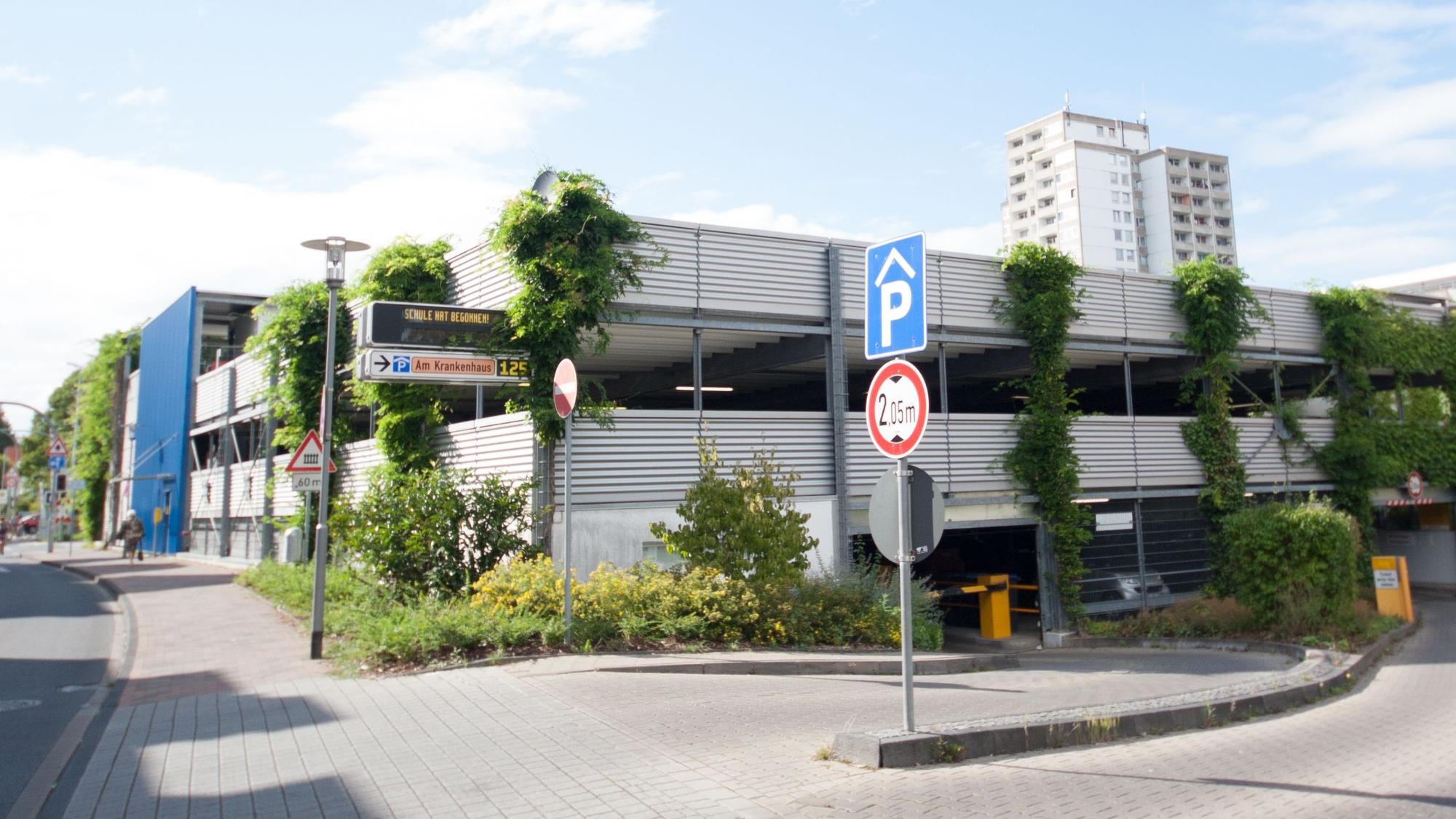 Zu sehen ist das Parkhaus.