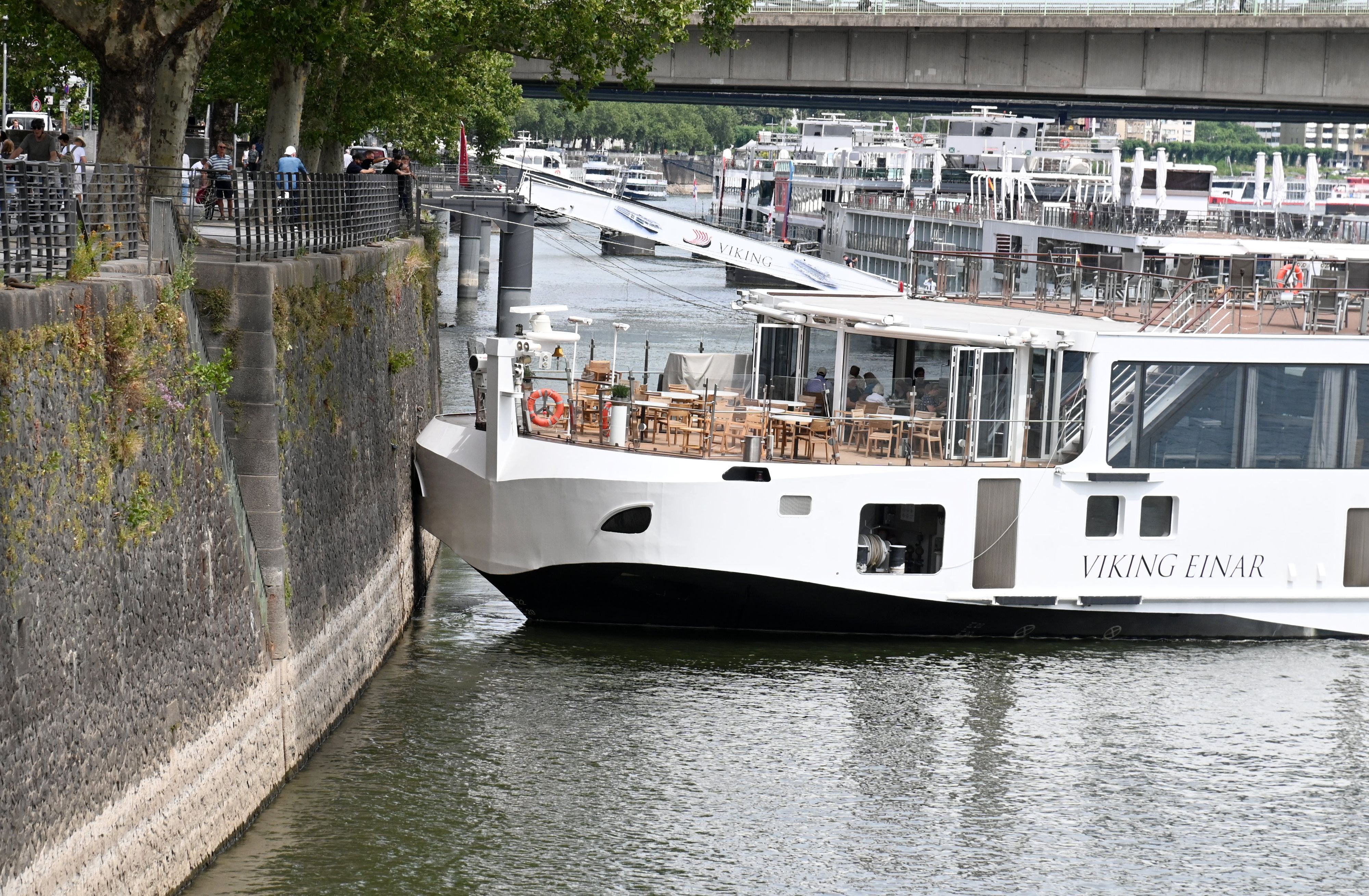 Die „Viking Einar“ an der Ufermauer in Köln