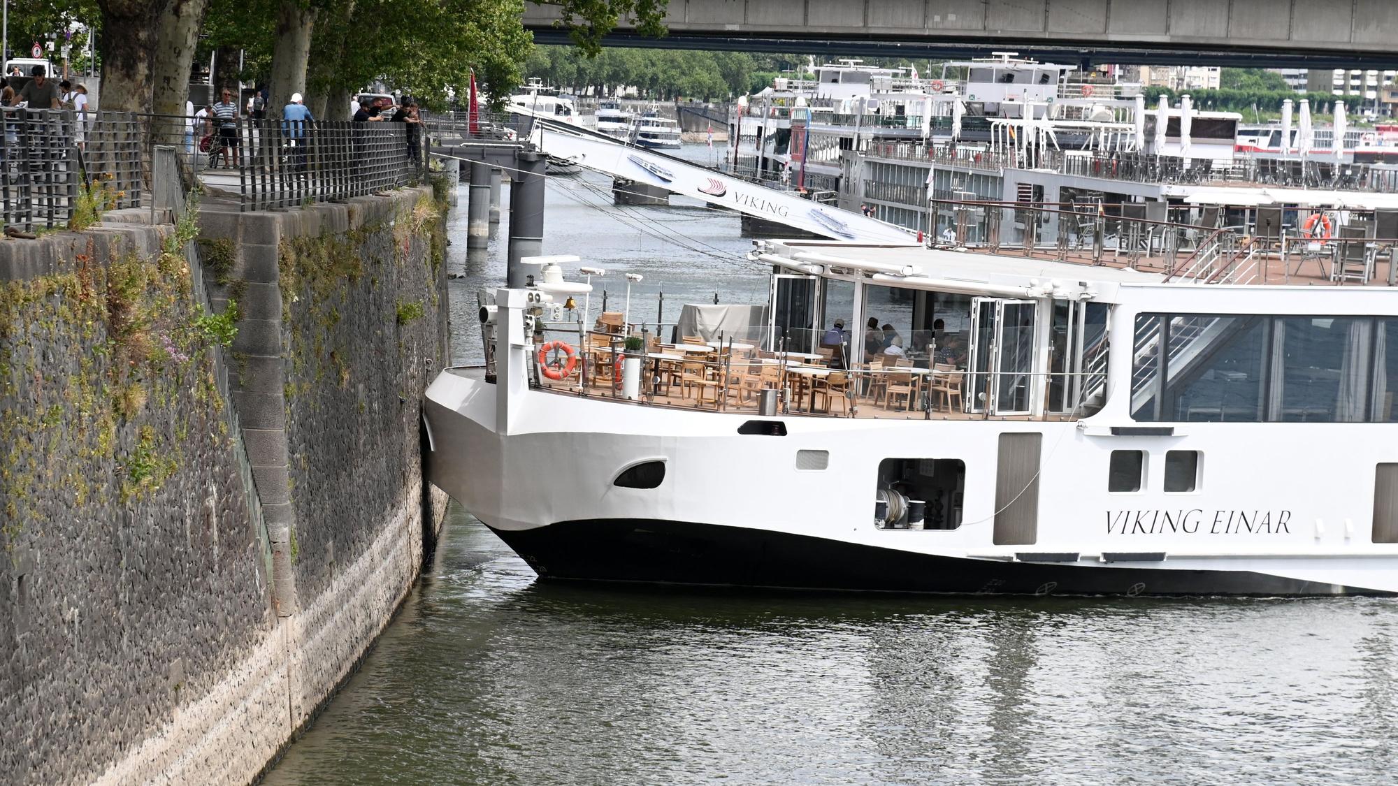 Die „Viking Einar“ an der Ufermauer in Köln