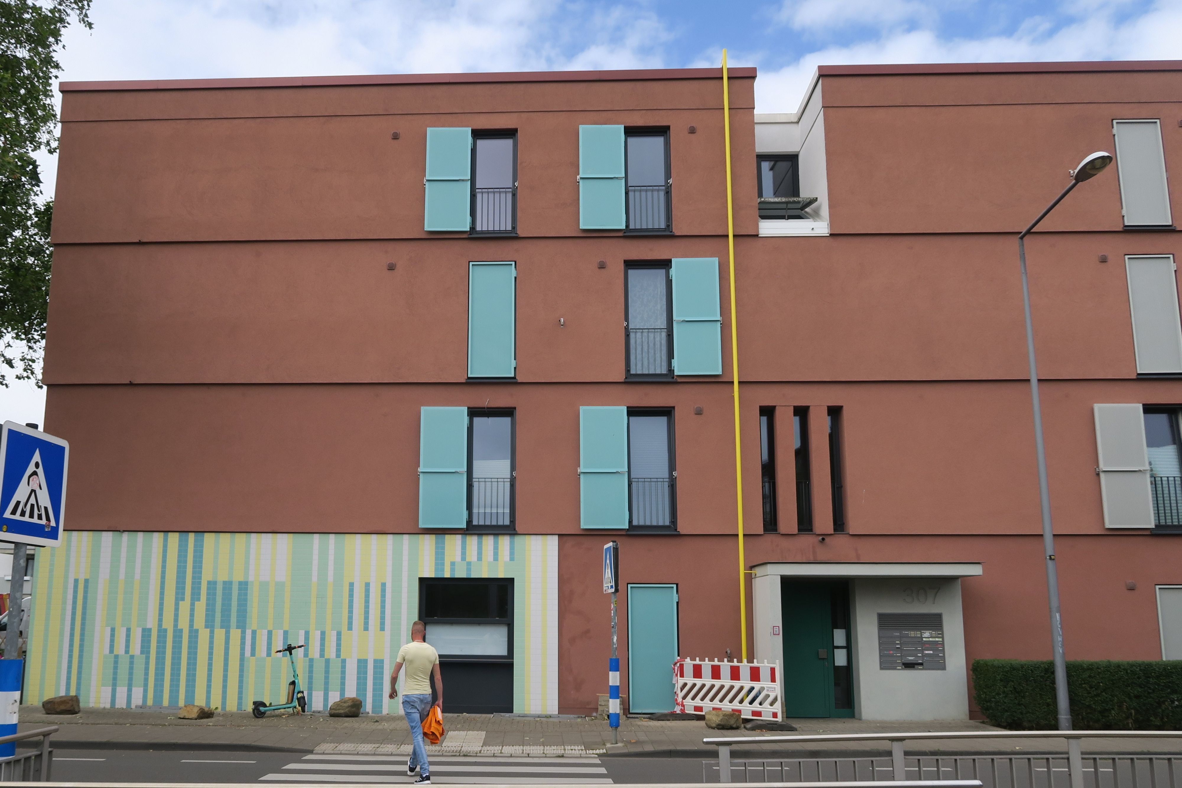 Die gelben Rohre an den Fassaden an der Rochusstraße künden seit Kurzem  von klimafreundlicher Energieversorgung.