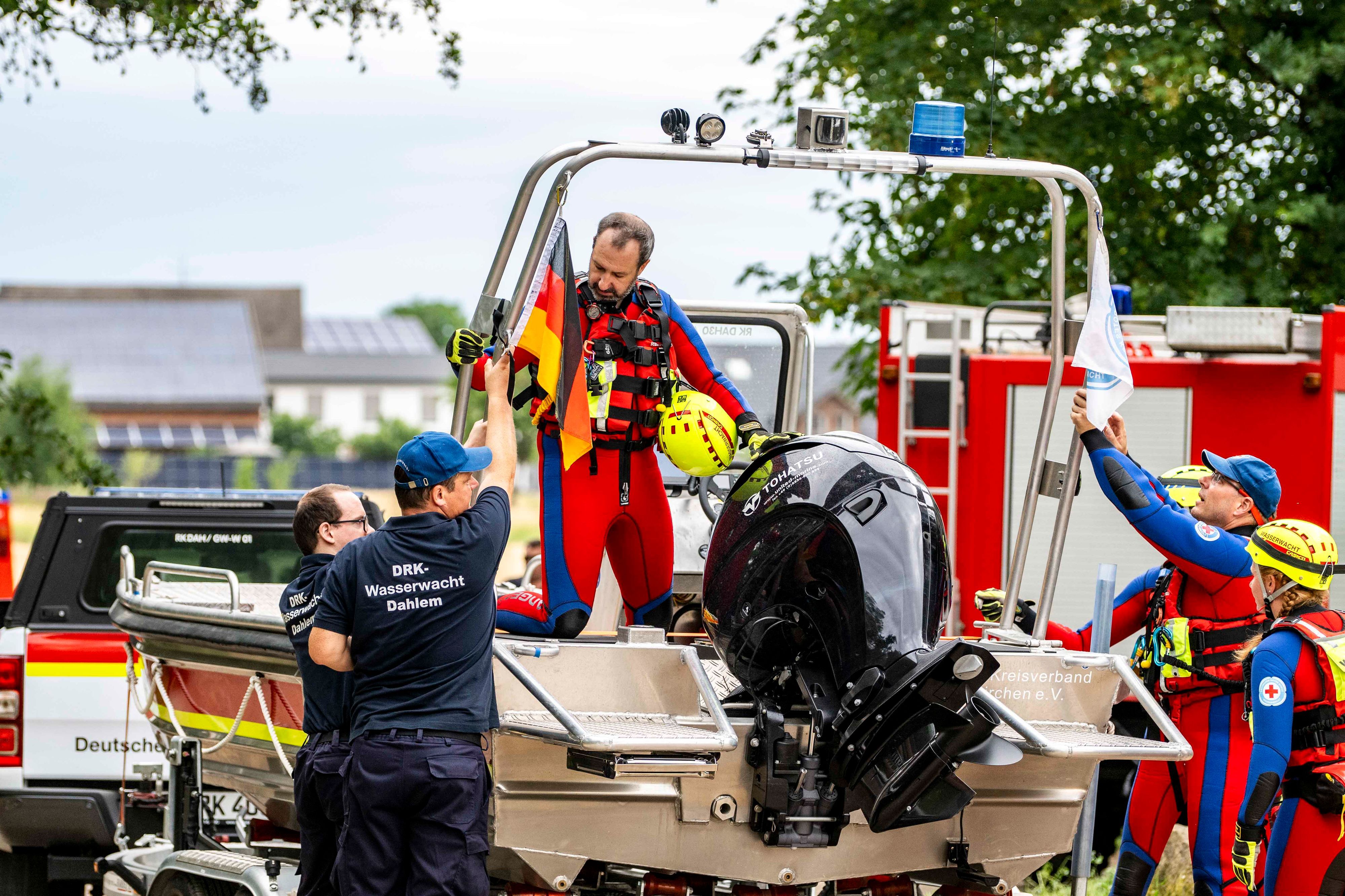 Das Bild zeigt Rettungstaucher, die sich auf ihren Einsatz vorbereiten.