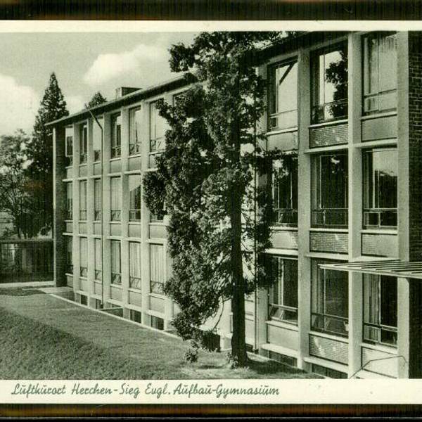 Erst mit dem Schulneubau bekam die Schule 1973 ihren heutigen Namen Bodelschwingh-Gymnasium Herchen.Gegründet wurde es 1951 namenlos als Evangelisches Aufbau-Gymnasium.