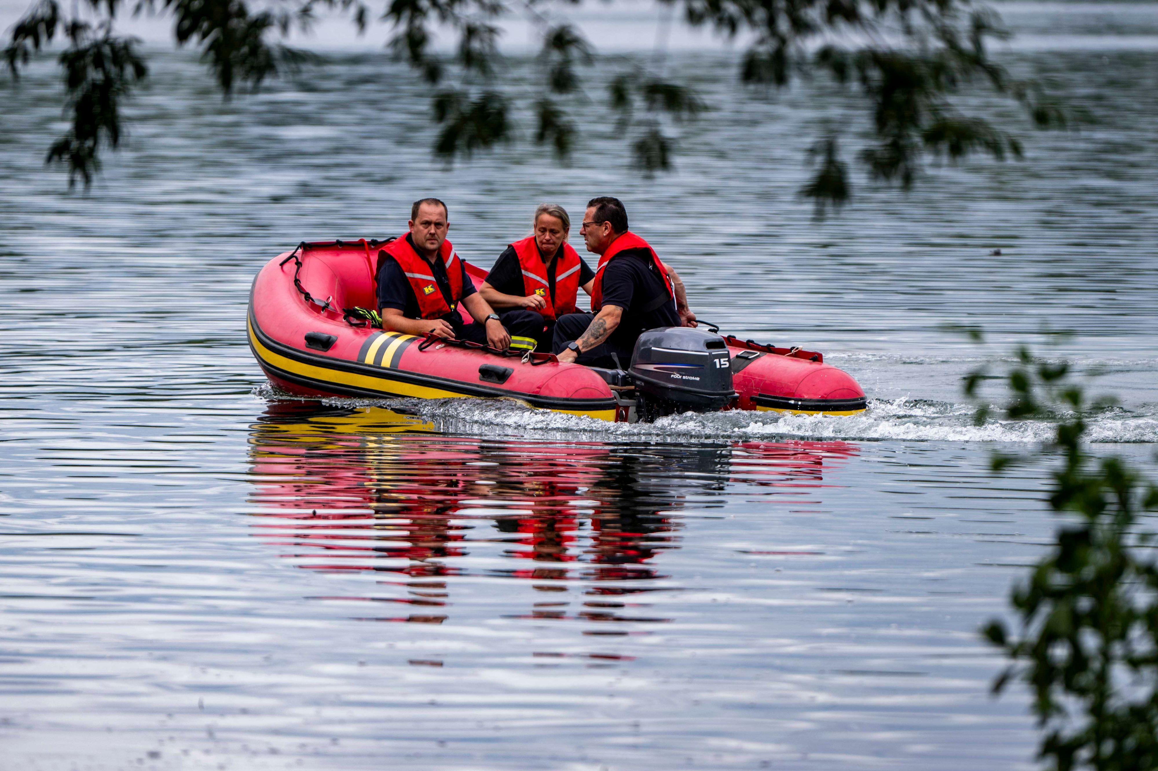 Das Bild zeigt die Zülpicher Wehr auf dem Wasser.
