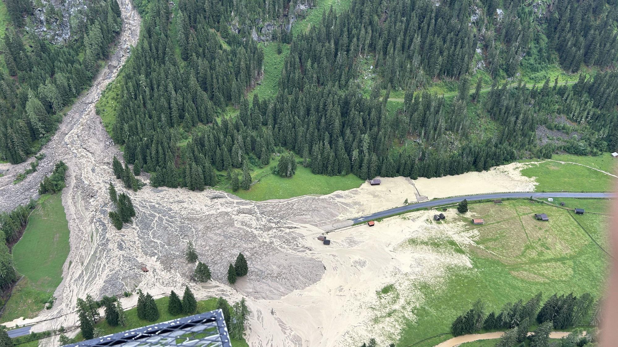 Eine Luftaufnahme zeigt einen Murenabgang auf der Kaunertaler Gletscherstraße. Nach einem Gewitter mit Starkregen und Hagel gingen drei Muren ab.