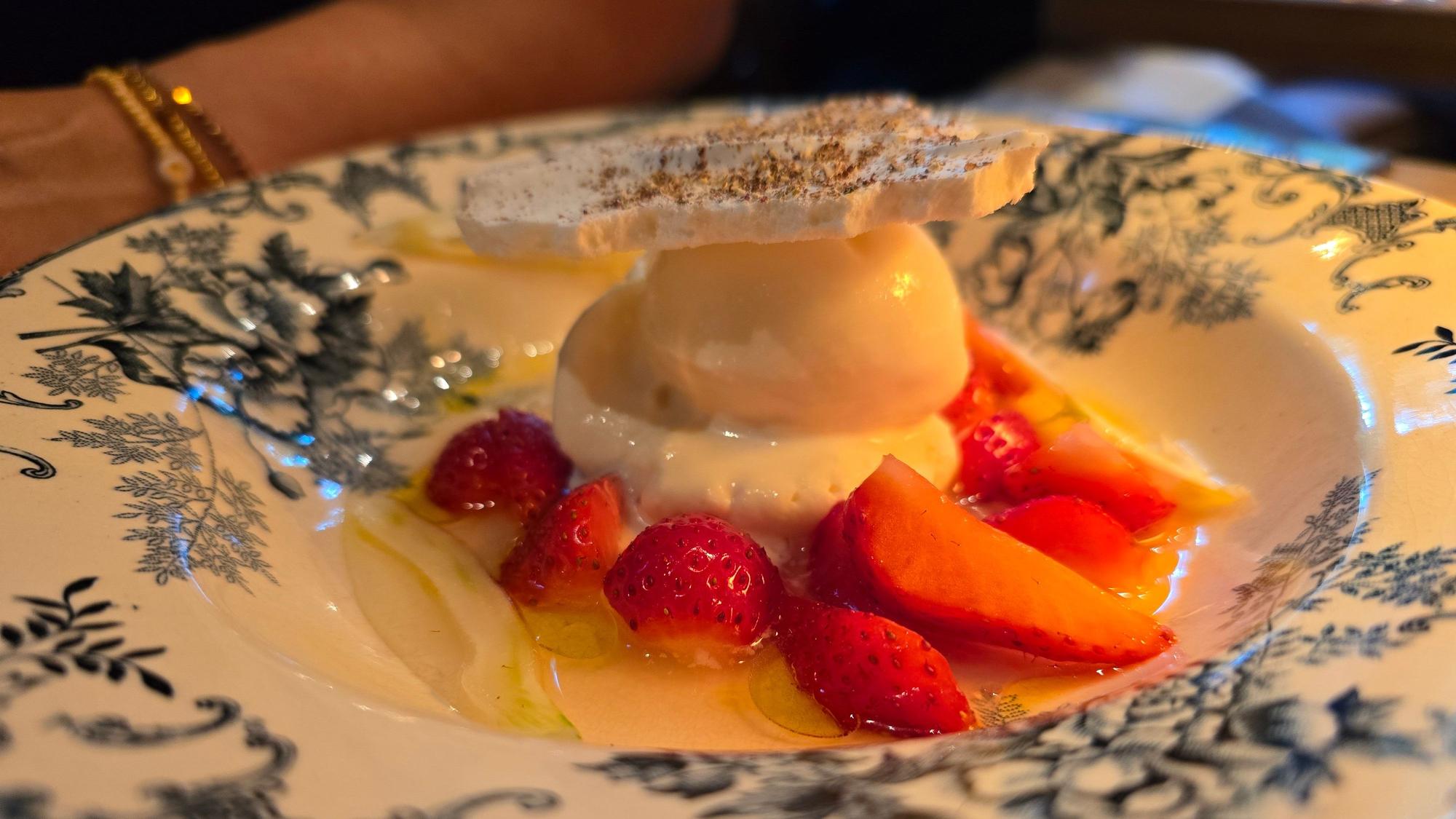 Das einzige Dessert auf der Karte kombiniert Fenchelsamen-Eis mit einem Sichuan-Pfeffer-Baiser, Erdbeeren und ein wenig Fenchel