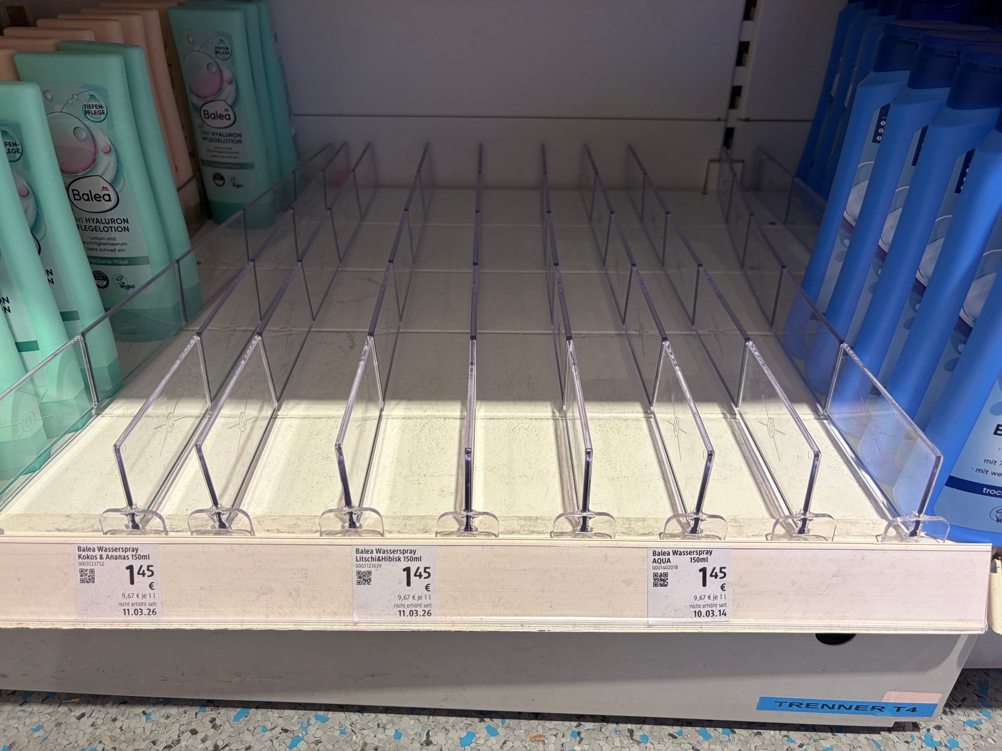 ein leeres Einkaufsregal im dm-Drogeriemarkt in der Bergisch Gladbacher Stadtmitte.