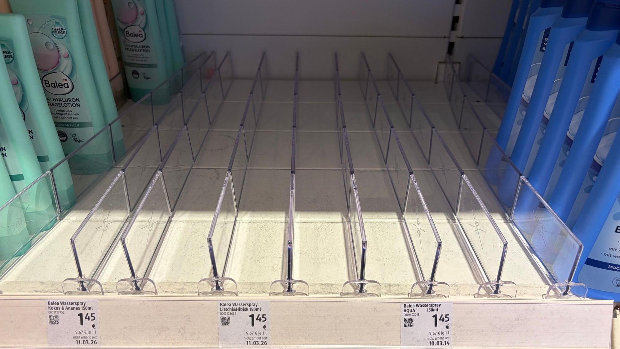 ein leeres Einkaufsregal im dm-Drogeriemarkt in der Bergisch Gladbacher Stadtmitte.