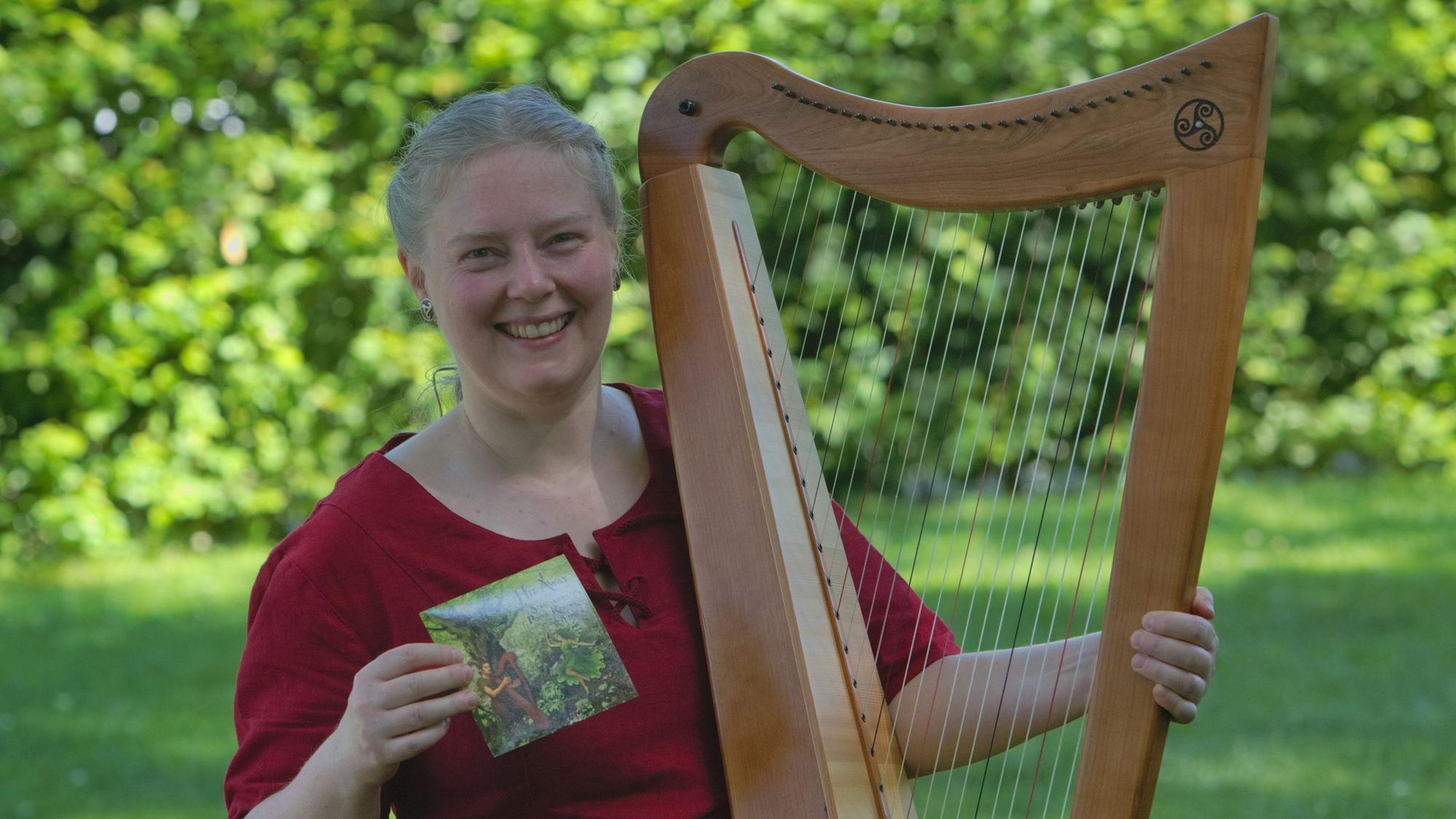 Mit ihrer Stimme und der keltischen Harfe begeistert Carina Harbich viele Menschen für Celtic Folk.