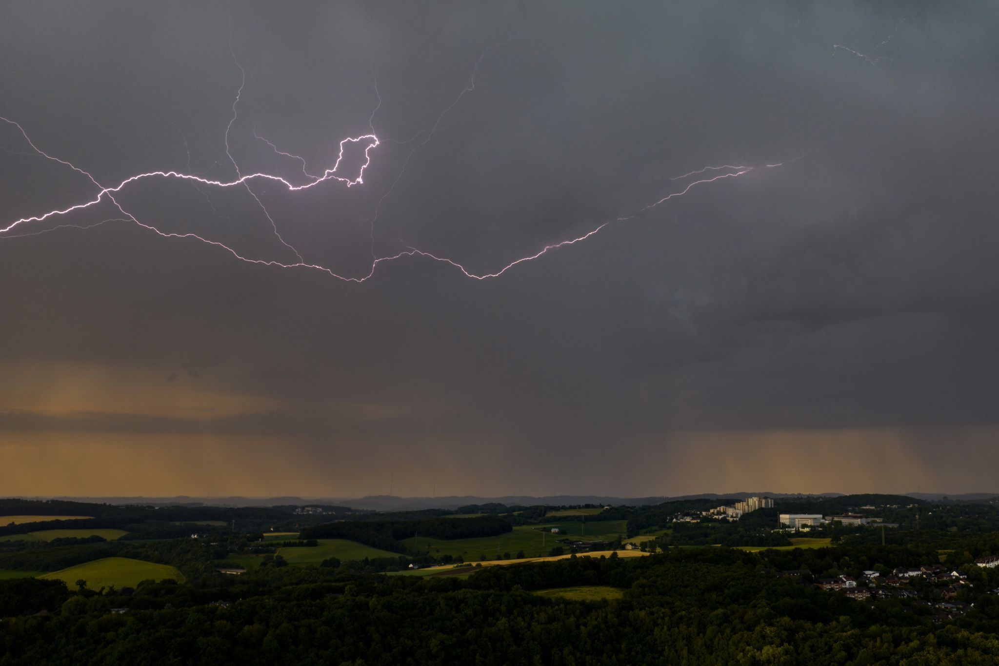 Der DWD erwartet am Dienstag vereinzelte Gewitter mit Unwetterpotenzial.