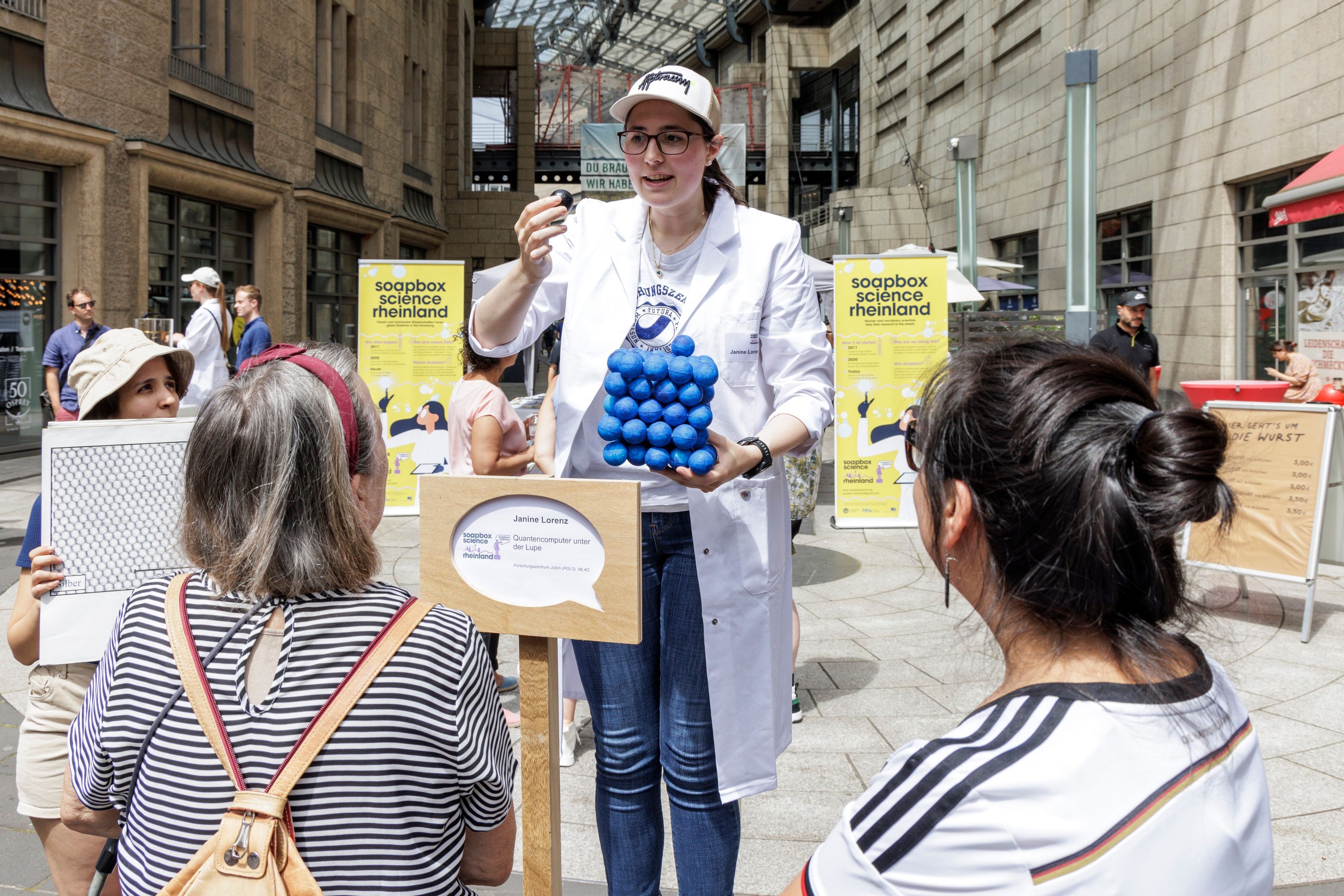 Schon in vergangenen Jahren waren Kölner Wissenschaftlerinnen bei „Soapbox Science“ dabei. Das interaktive Format bringt Forschung aus der Universität in den städtischen Raum.
