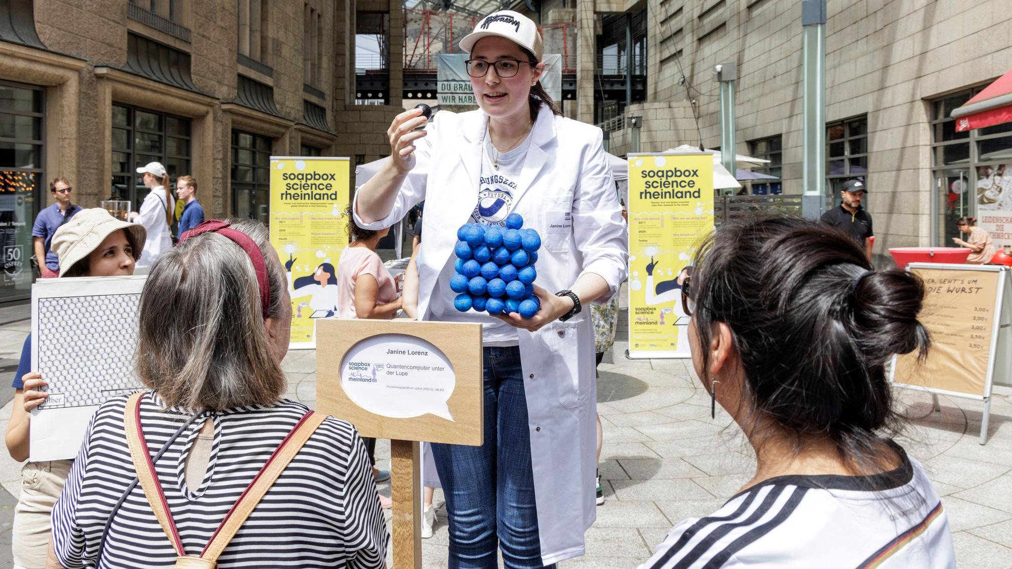 Schon in vergangenen Jahren waren Kölner Wissenschaftlerinnen bei „Soapbox Science“ dabei. Das interaktive Format bringt Forschung aus der Universität in den städtischen Raum.