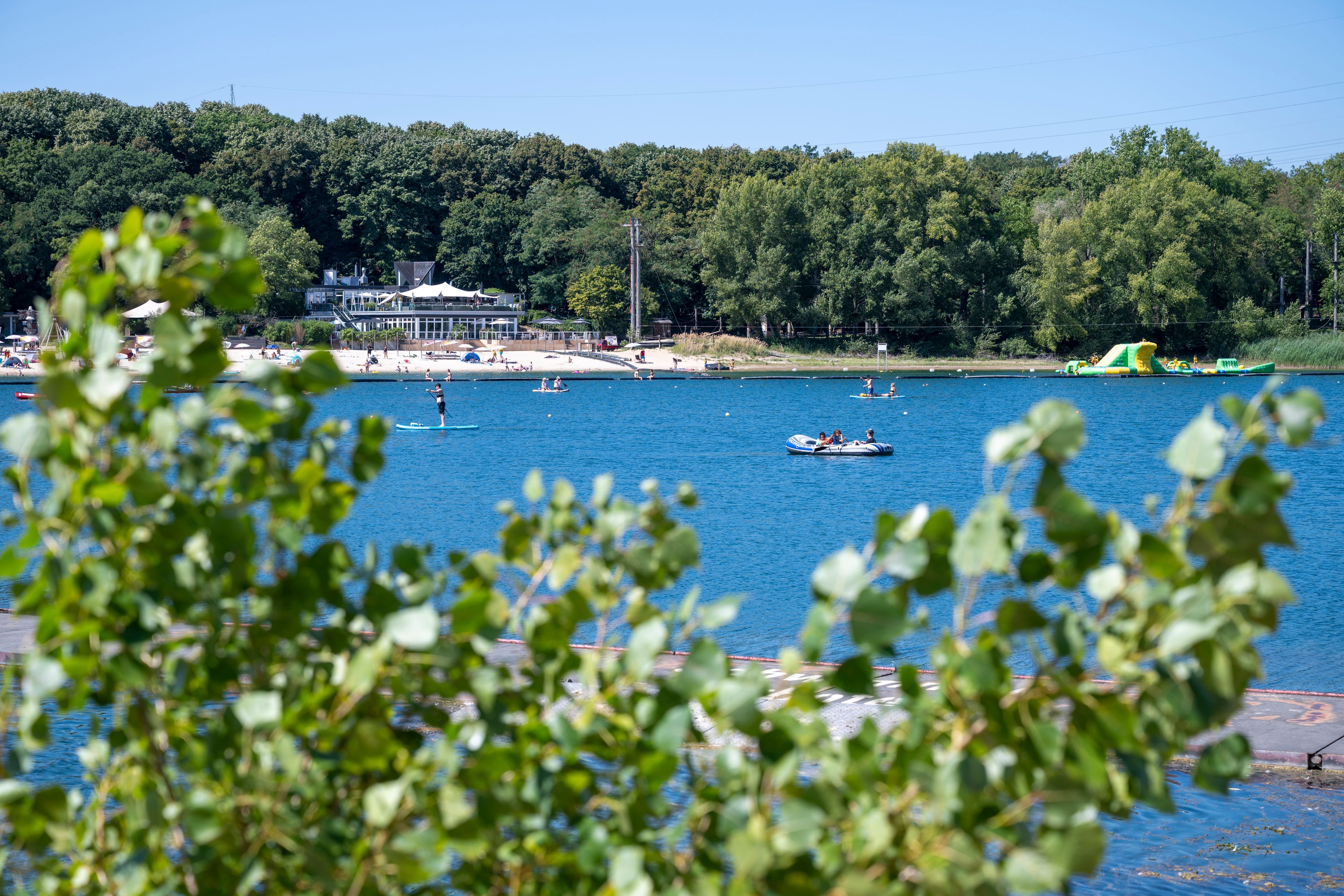Der Fühlinger See ist als Bade- und Wassersportparadies beliebt.