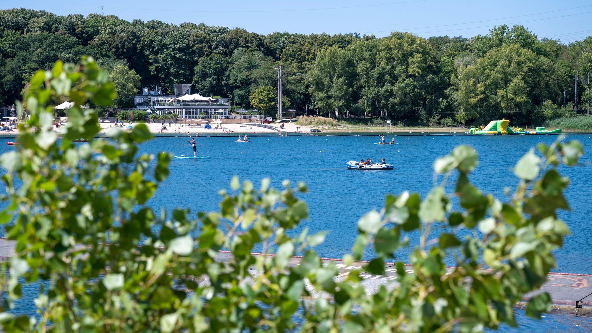 Der Fühlinger See ist als Bade- und Wassersportparadies beliebt.