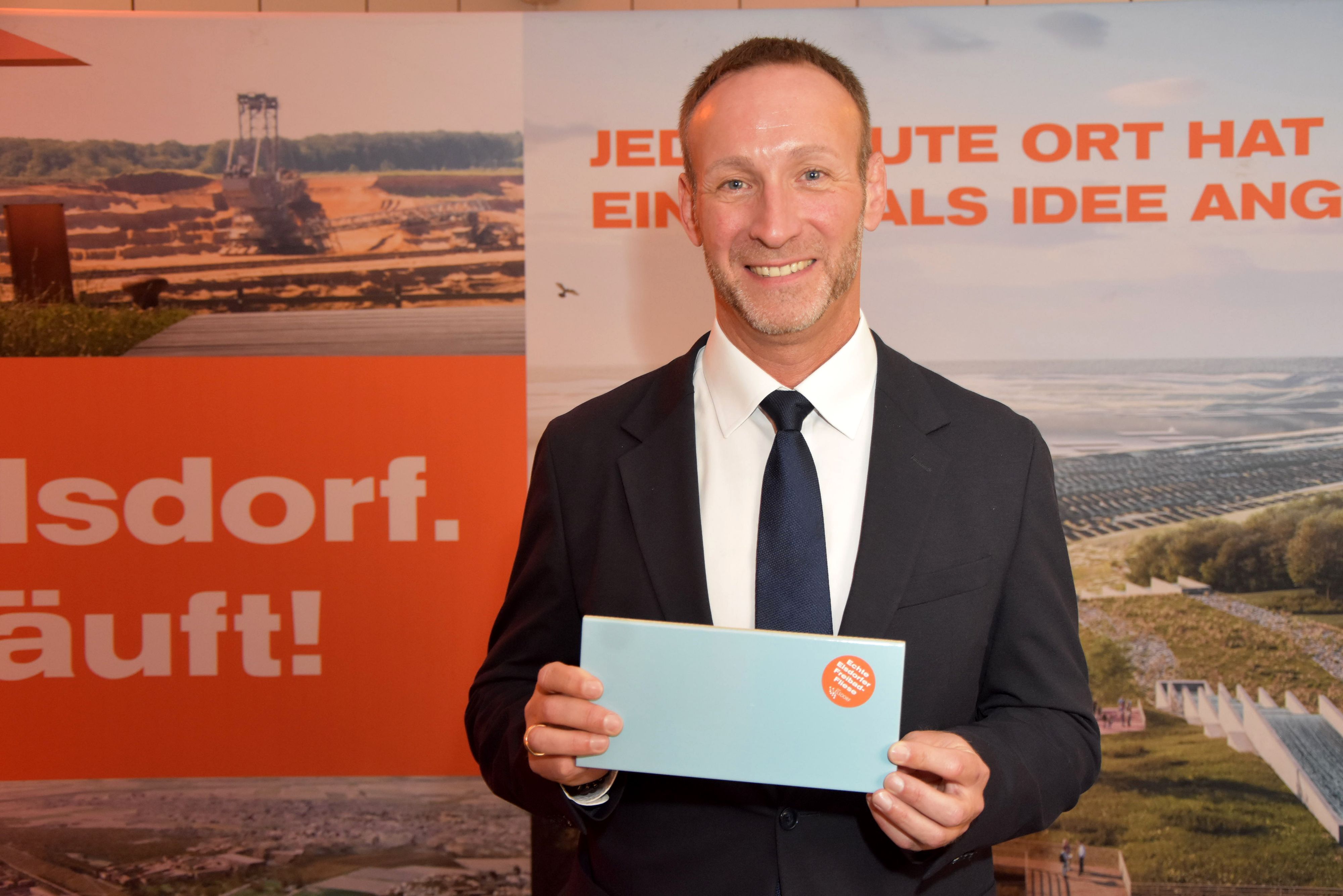 Bürgermeister Andreas Heller bot schon mal gegen Spenden für die Kitas blaue Freibadkacheln an.