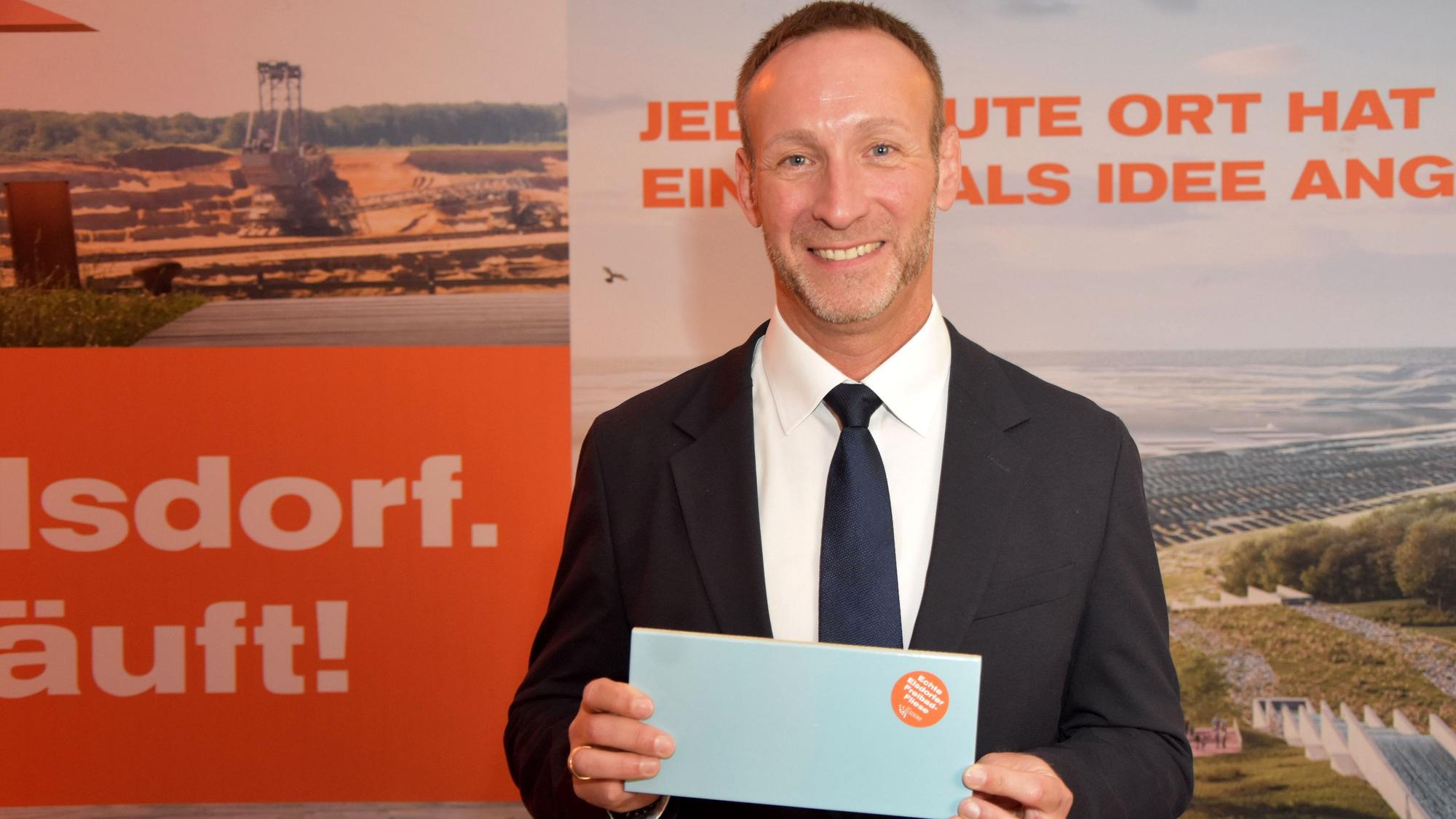 Bürgermeister Andreas Heller bot schon mal gegen Spenden für die Kitas blaue Freibadkacheln an.