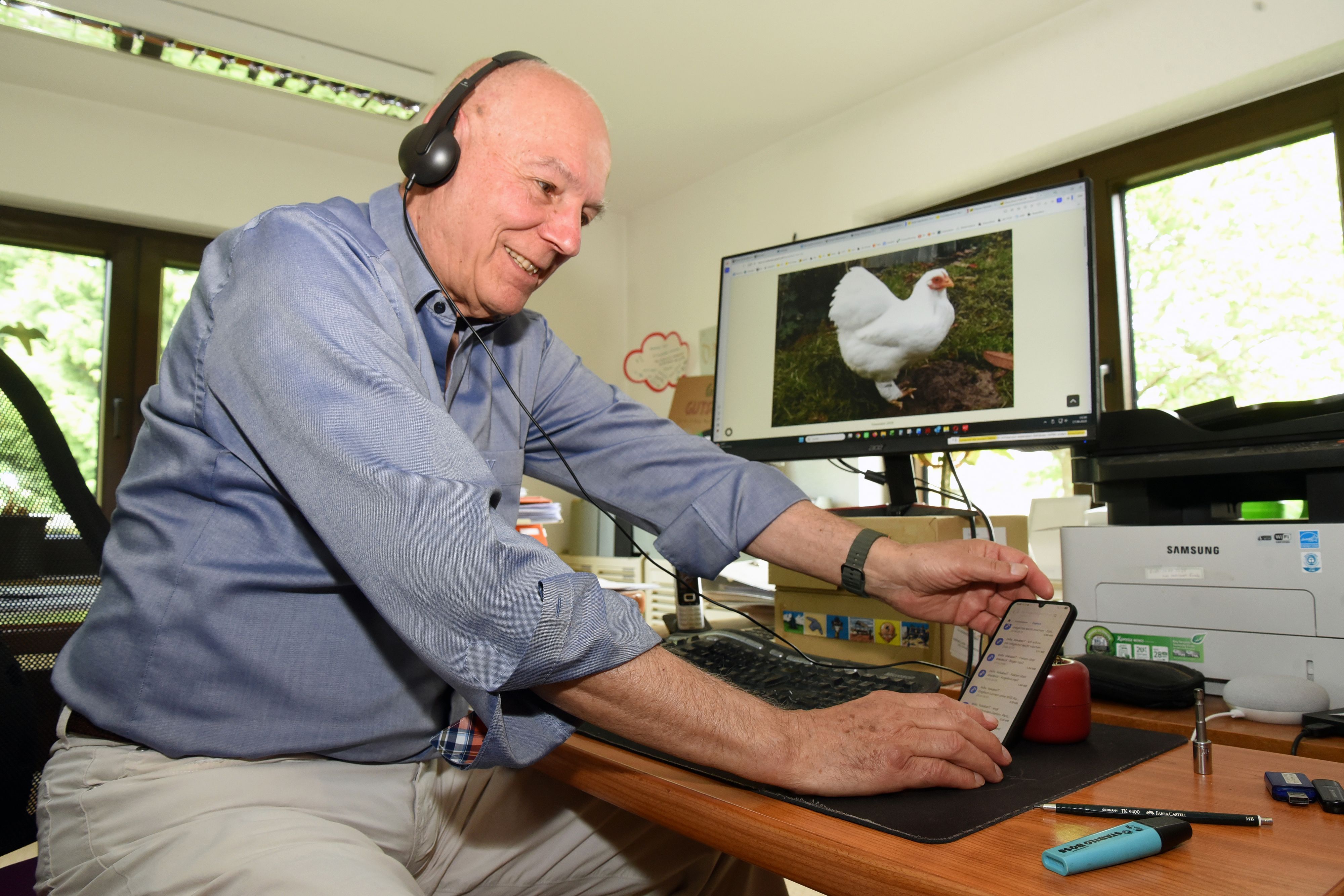 Wie hört sich der Text auf Englisch an, den Reinhold Vogt aus Waldbröl gerade über sein Huhn Flöckchen geschrieben hat? Die Hörbeispiele lassen sich jederzeit auch auf dem Smartphone abspielen. Vogt hat ein Lernset für Sprachen entwickelt.