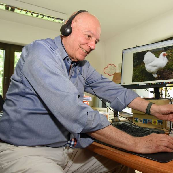 Wie hört sich der Text auf Englisch an, den Reinhold Vogt aus Waldbröl gerade über sein Huhn Flöckchen geschrieben hat? Die Hörbeispiele lassen sich jederzeit auch auf dem Smartphone abspielen. Vogt hat ein Lernset für Sprachen entwickelt.